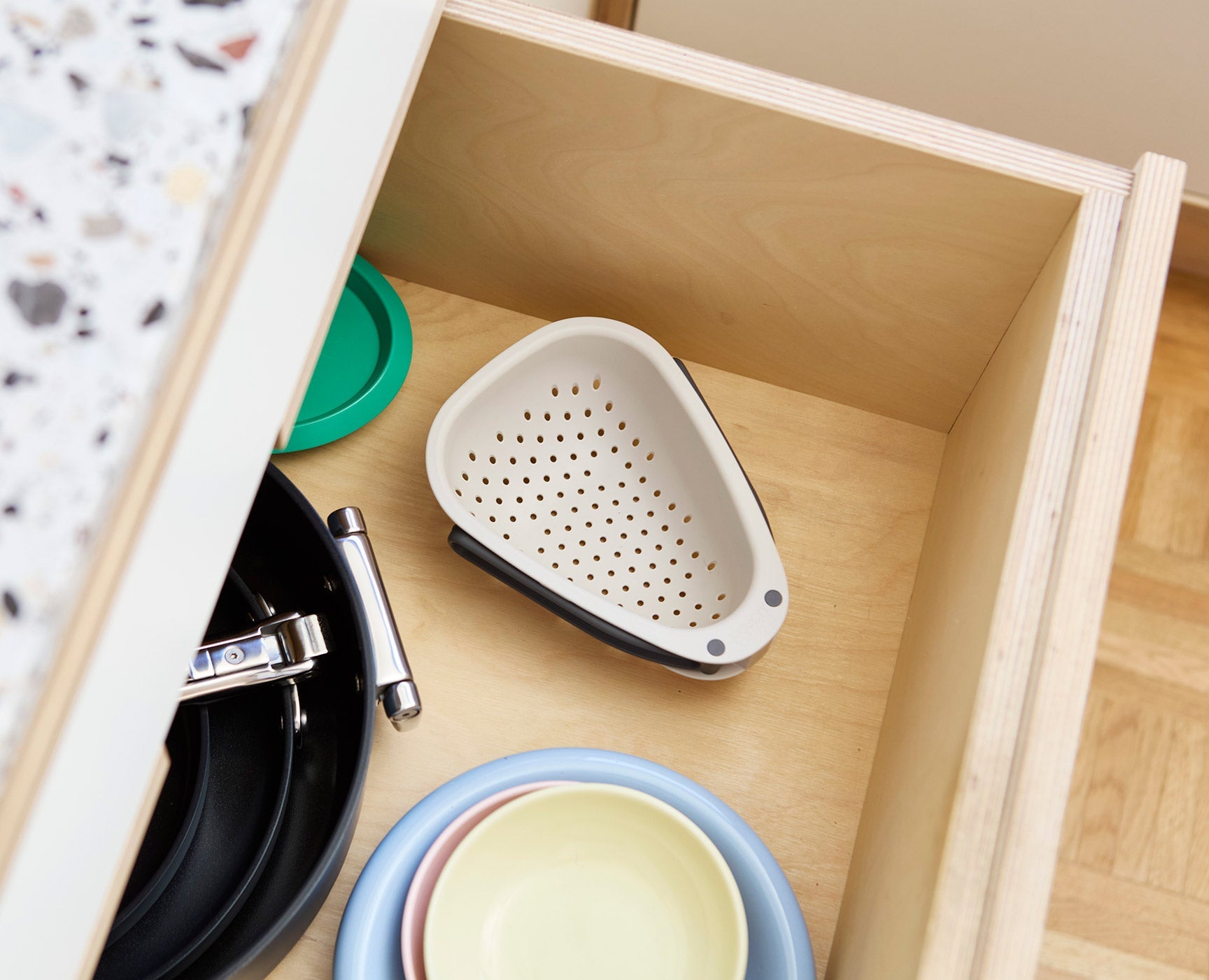 joseph-joseph-droplet-mini-white-colander-with-folding-handle-space-saving-strai image 3