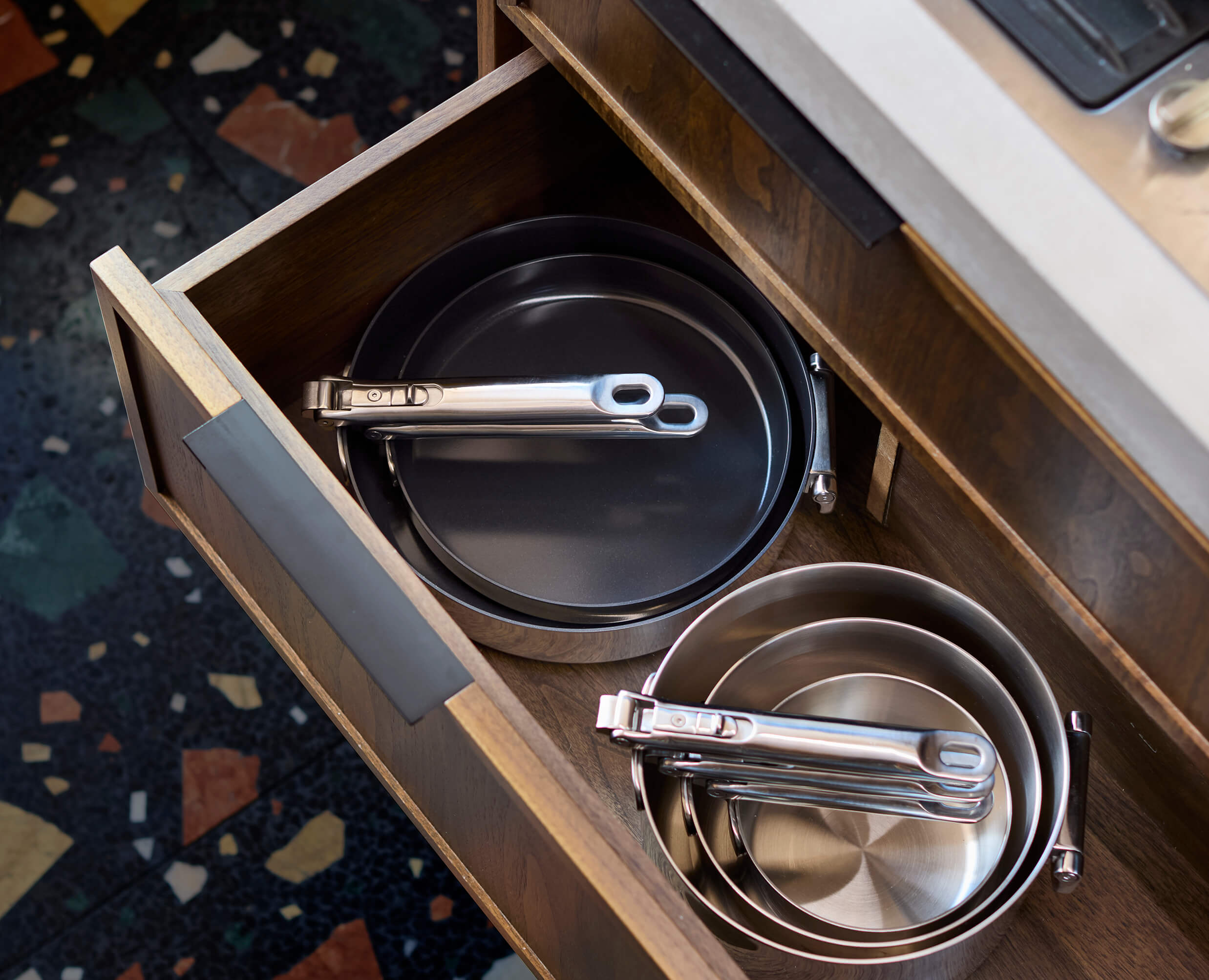 joseph-joseph-space-steel-folding-handle-non-stick-2-piece-frying-pan-set-24cm-2 image 5