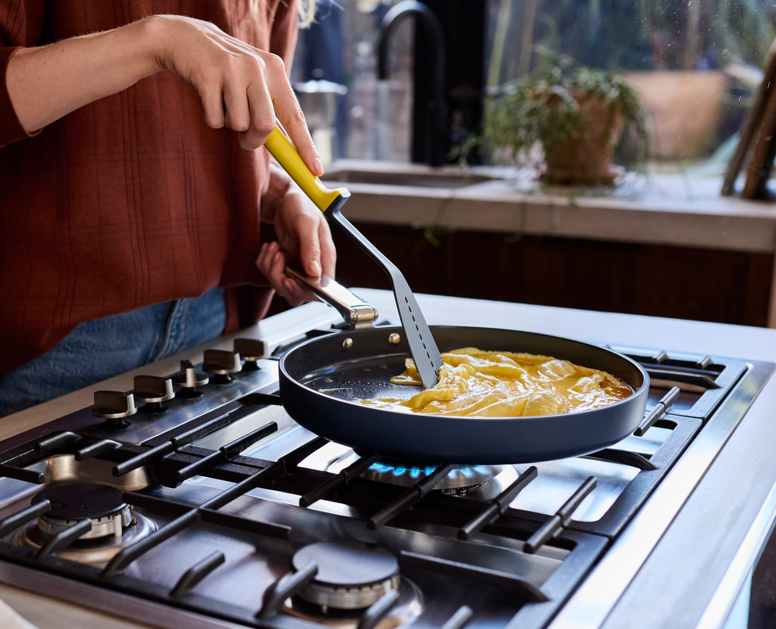 joseph-joseph-space-30cm-non-stick-ceramic-shallow-frying-pan-with-folding-handl image 2