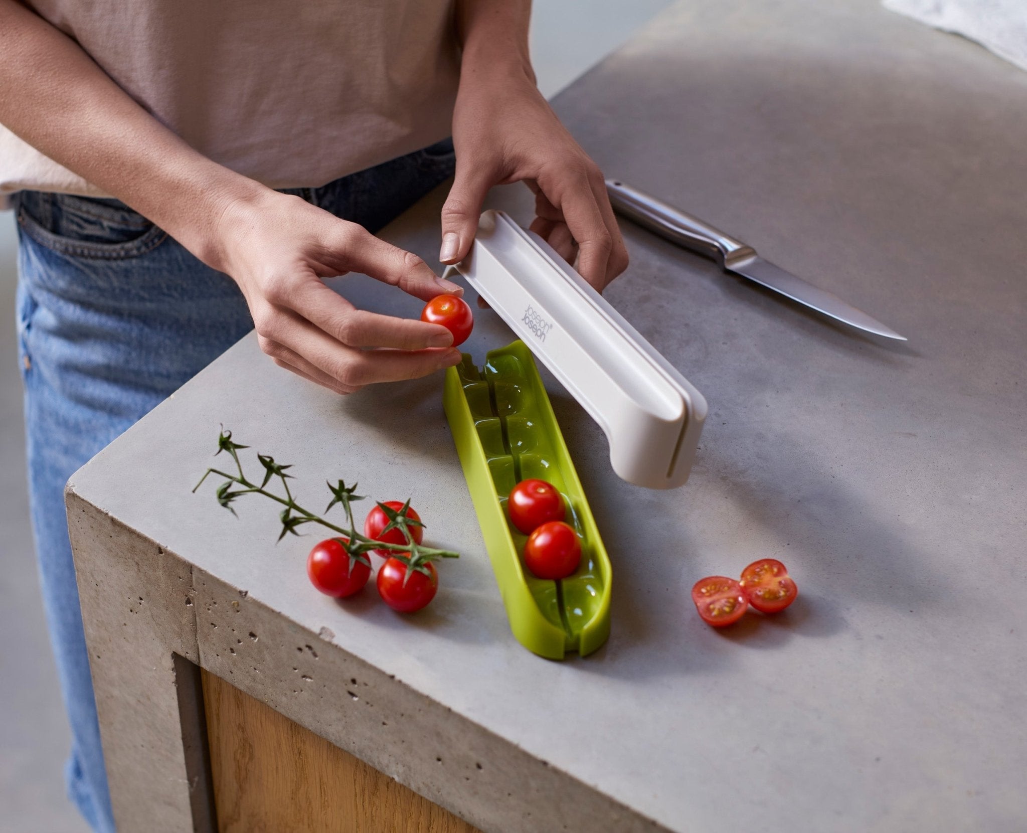 joseph-joseph-halve-it-food-slicing-tool-safely-halve-grapes-cherry-tomatoes-in- image 3