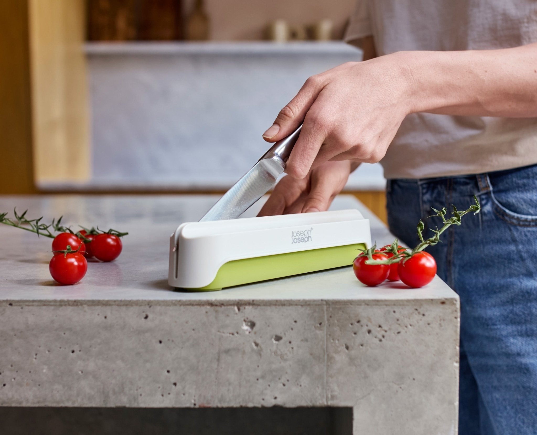 joseph-joseph-halve-it-food-slicing-tool-safely-halve-grapes-cherry-tomatoes-in- image 4