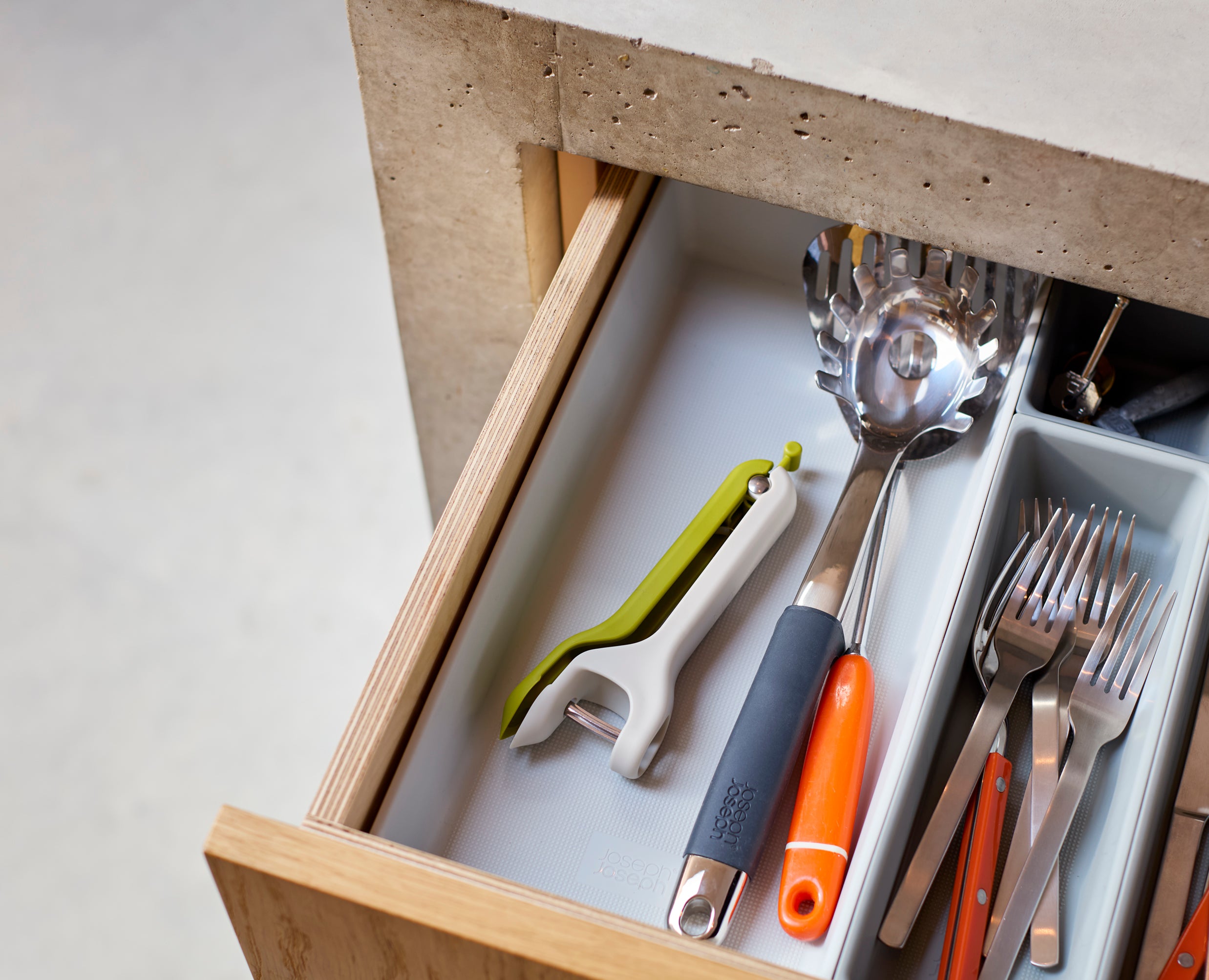 joseph-joseph-tweezy-2-in-1-pitter-huller-tool image 4