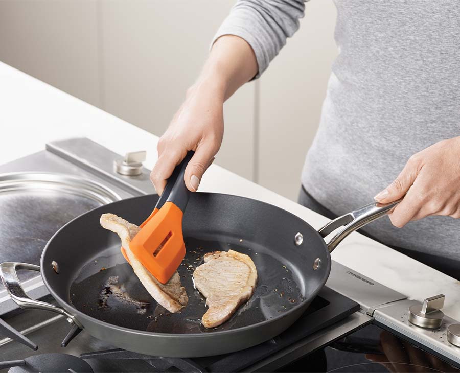 joseph-joseph-turner-tongs-with-silicone-tips-for-non-stick-cookware image 2
