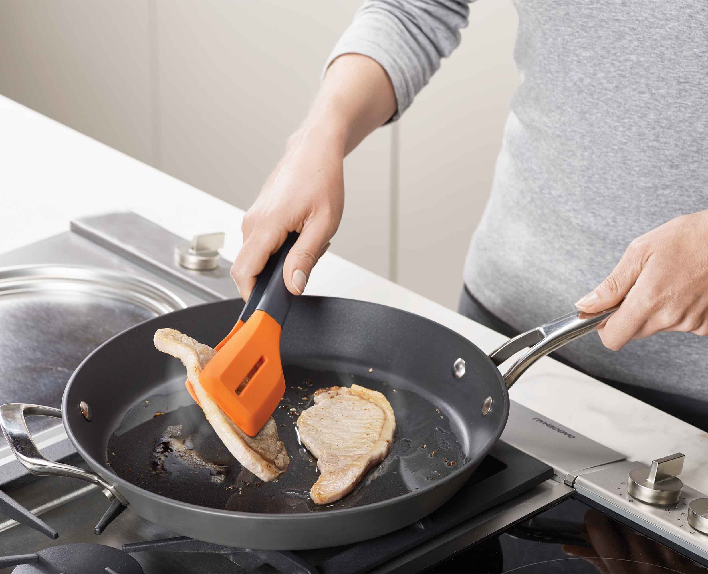 joseph-joseph-turner-tongs-with-silicone-tips-for-non-stick-cookware image 3