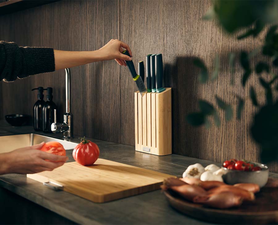 joseph-joseph-elevate-knives-5-piece-set-with-bamboo-block image 2