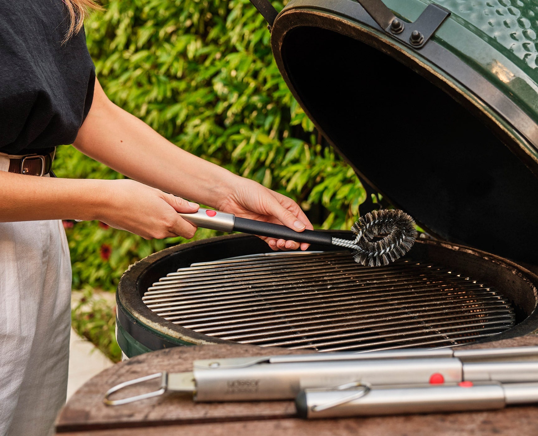 joseph-joseph-grillout-stainless-steel-bbq-cleaning-brush-with-extending-handle image 4