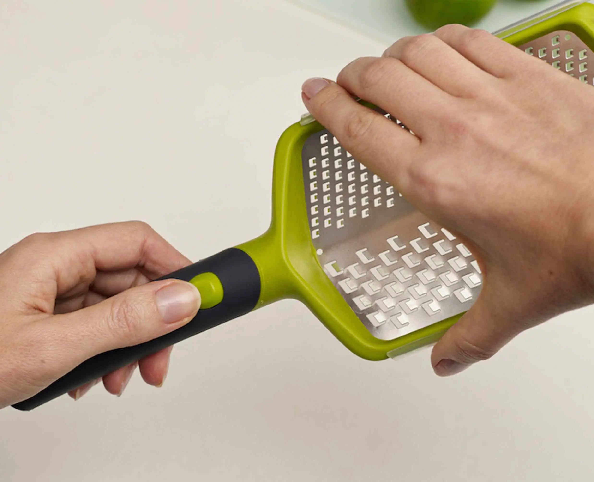 joseph-joseph-twist-grater-with-coarse-fine-extra-coarse-ribbon-blades-2-in-1-du image 4