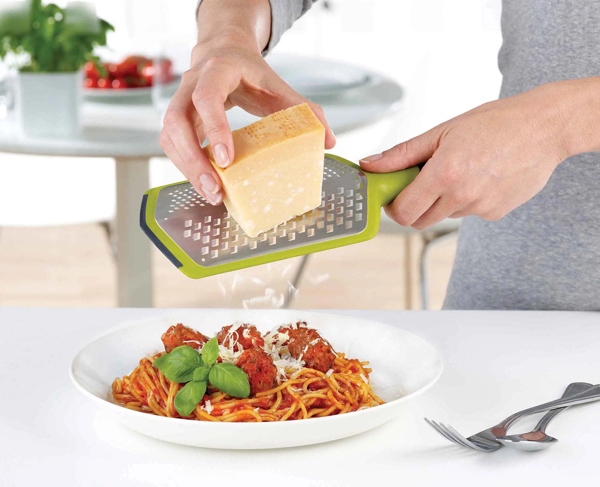 joseph-joseph-twist-grater-with-coarse-fine-extra-coarse-ribbon-blades-2-in-1-du image 7
