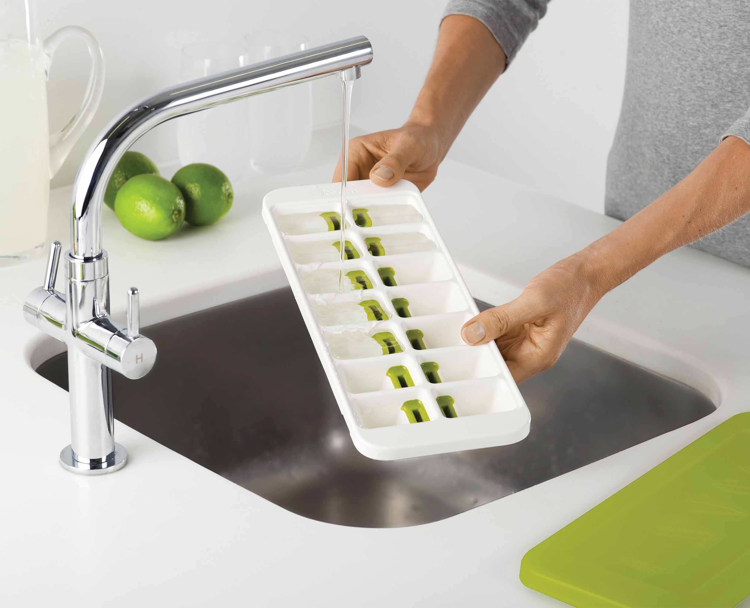 joseph-joseph-quicksnap-plus-green-ice-cube-tray-with-one-cube-release-switch-an image 4