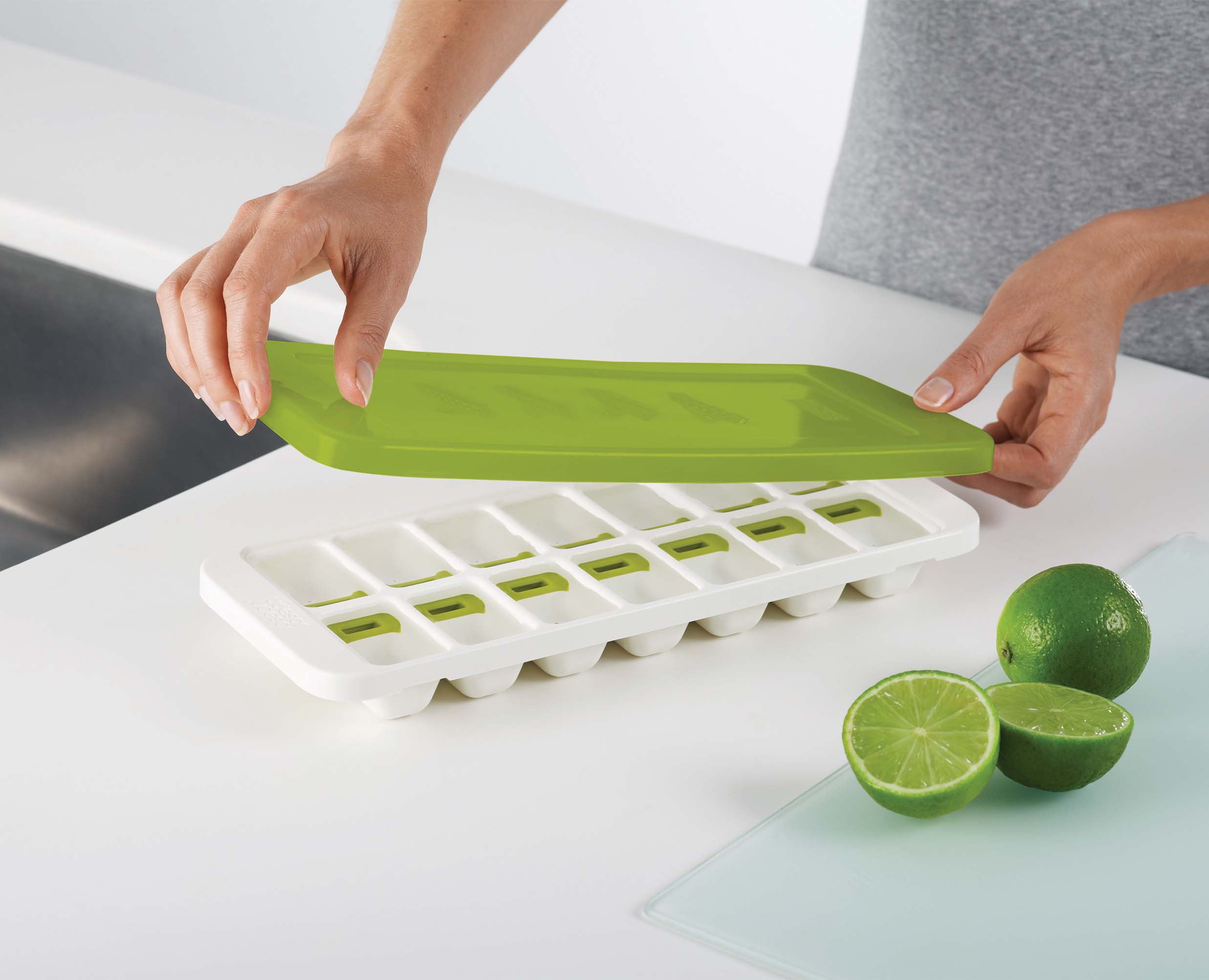 joseph-joseph-quicksnap-plus-green-ice-cube-tray-with-one-cube-release-switch-an image 5