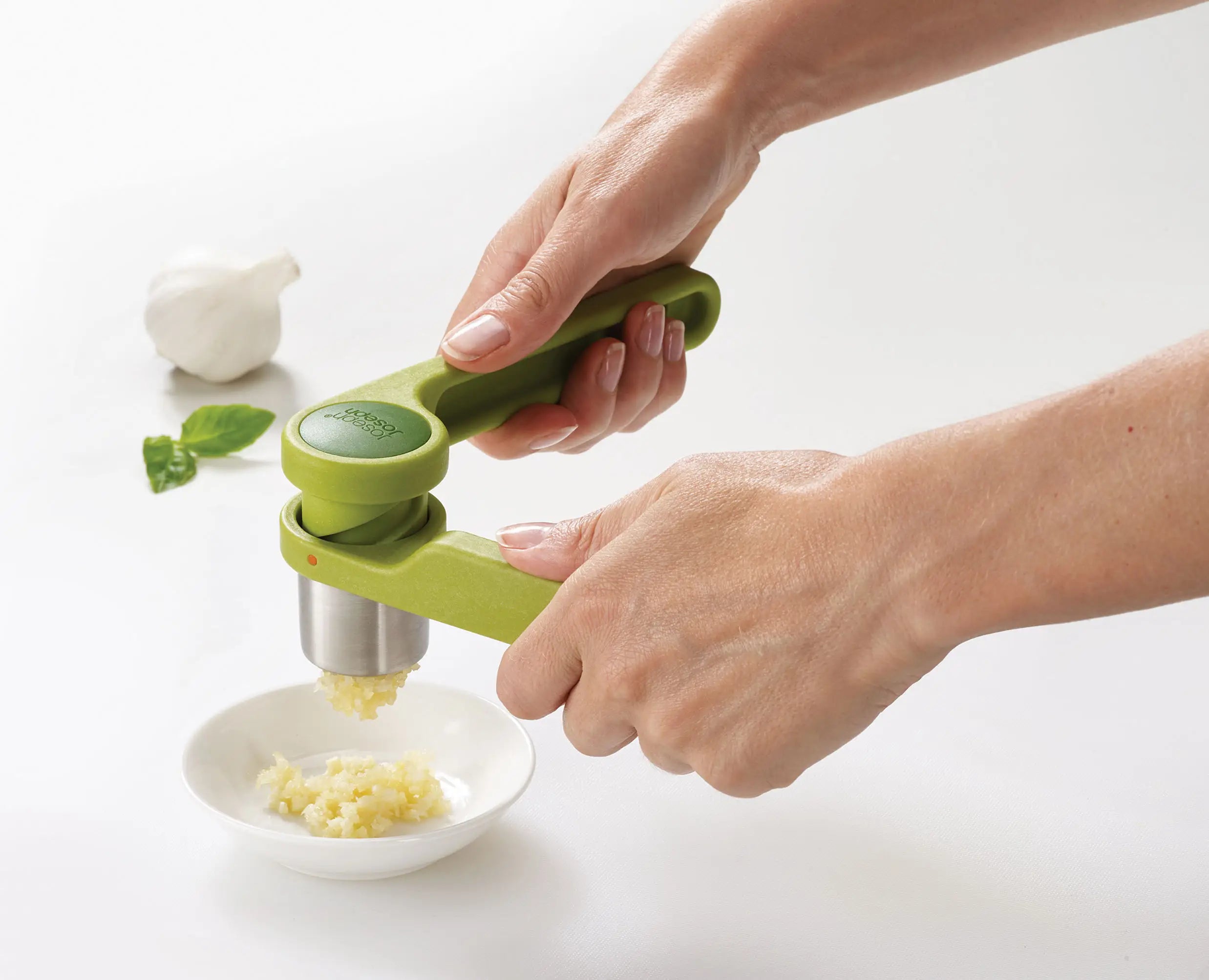joseph-joseph-helix-green-garlic-press-stainless-steel-nylon-twist-design image 3