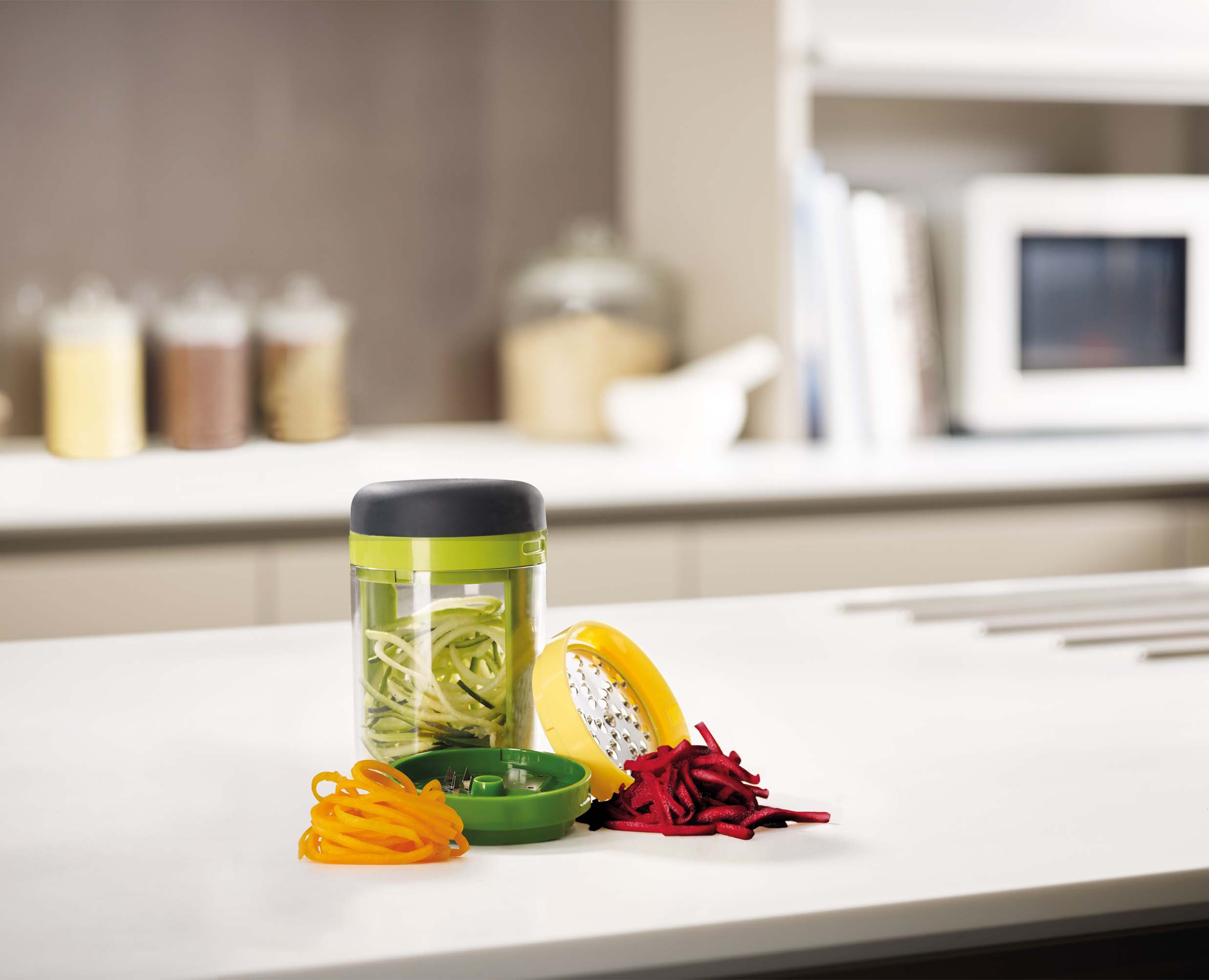 joseph-joseph-spiro-green-hand-held-spiralizer-self-containing-with-coarse-fine- image 3