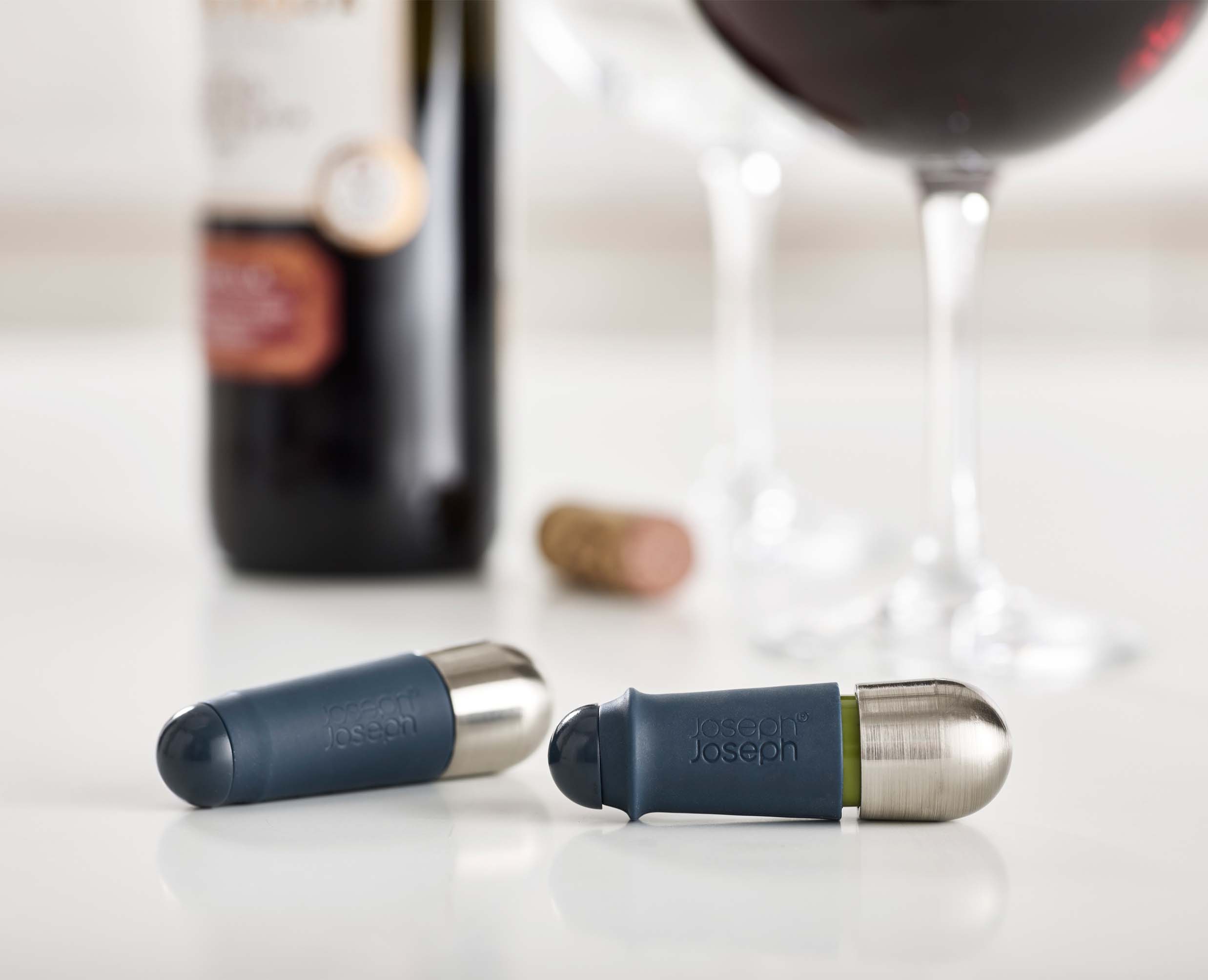 joseph-joseph-barwise-twist-lock-wine-stoppers-set-of-2 image 4