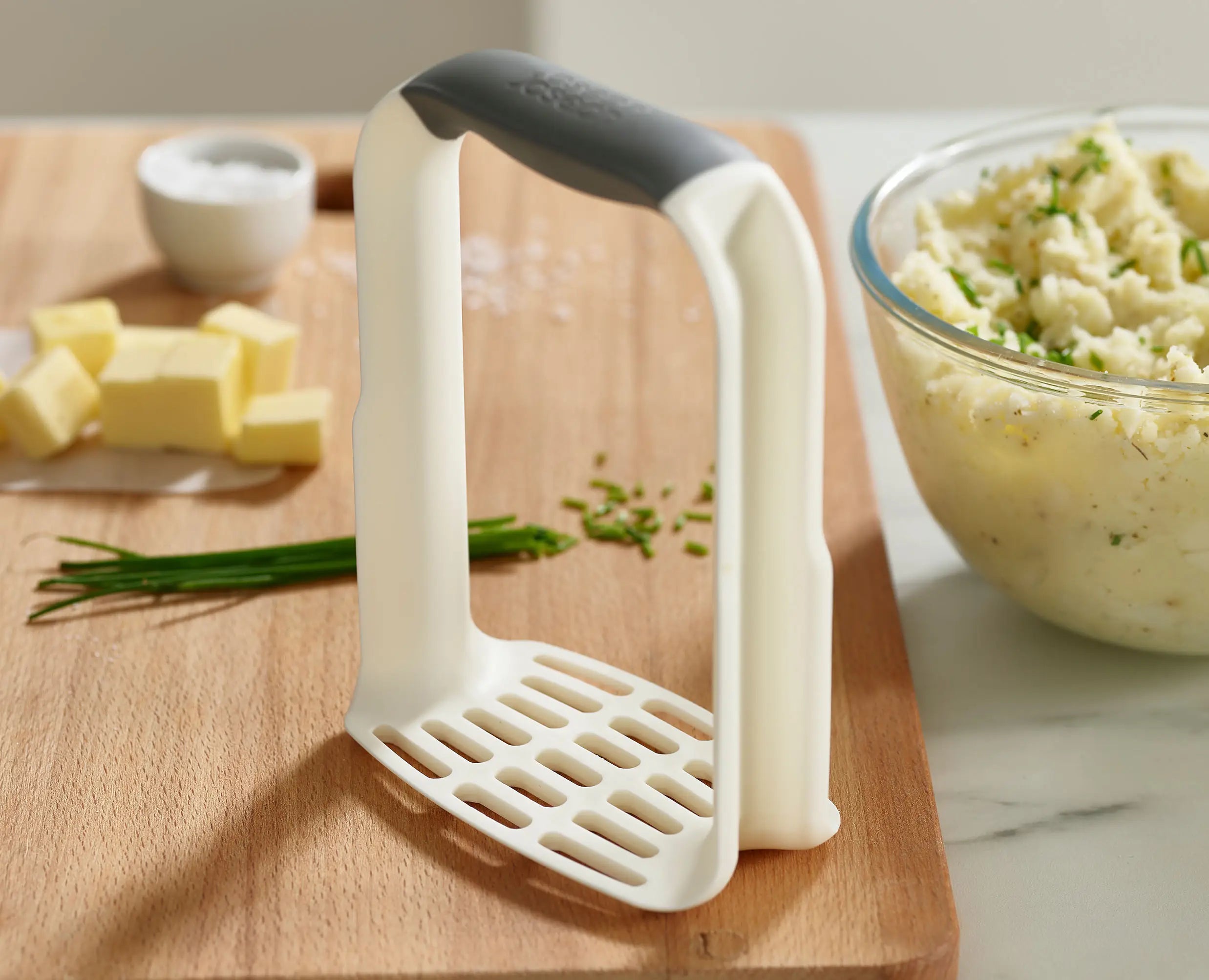 joseph-joseph-easy-mash-white-potato-masher image 3