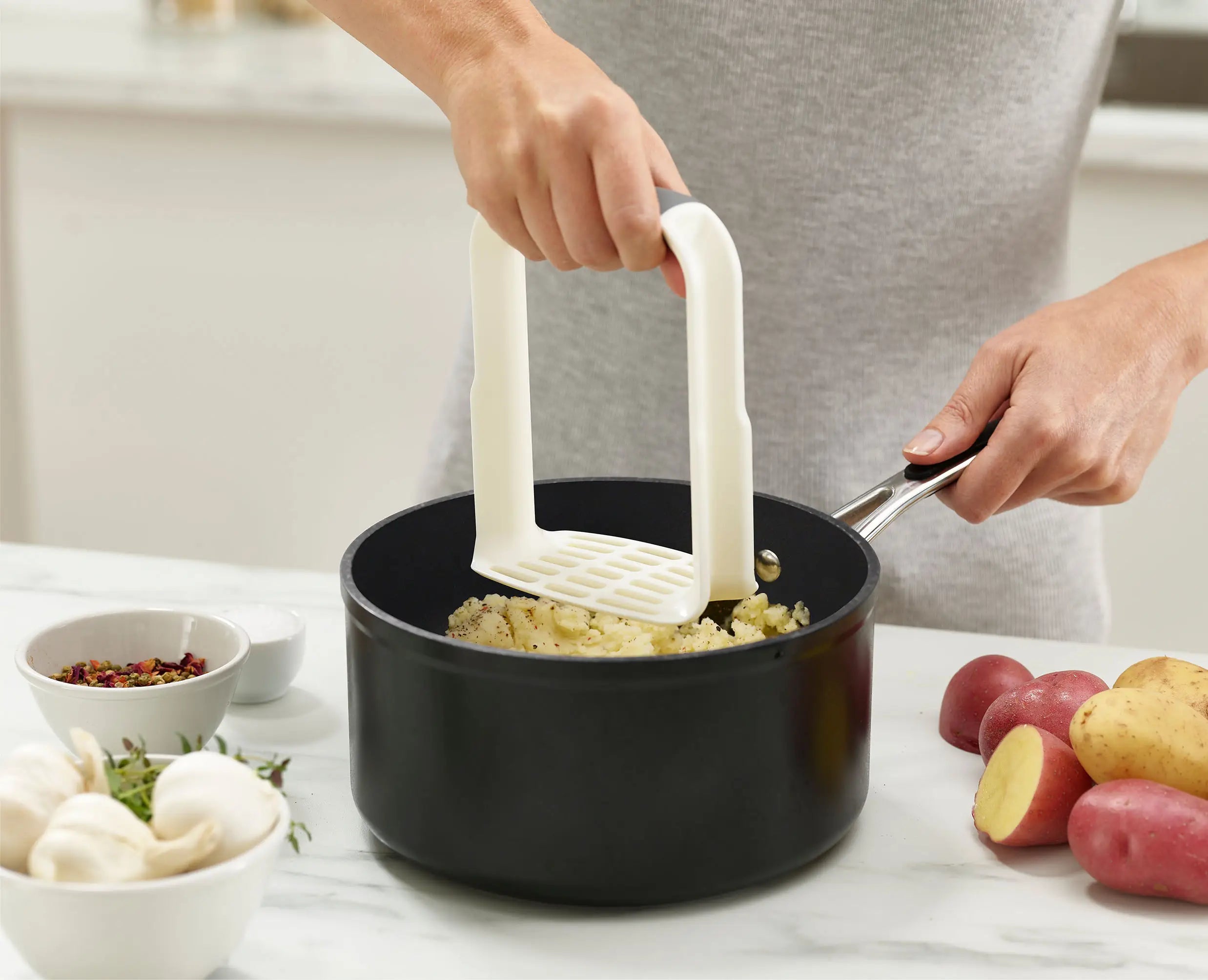 joseph-joseph-easy-mash-white-potato-masher image 4
