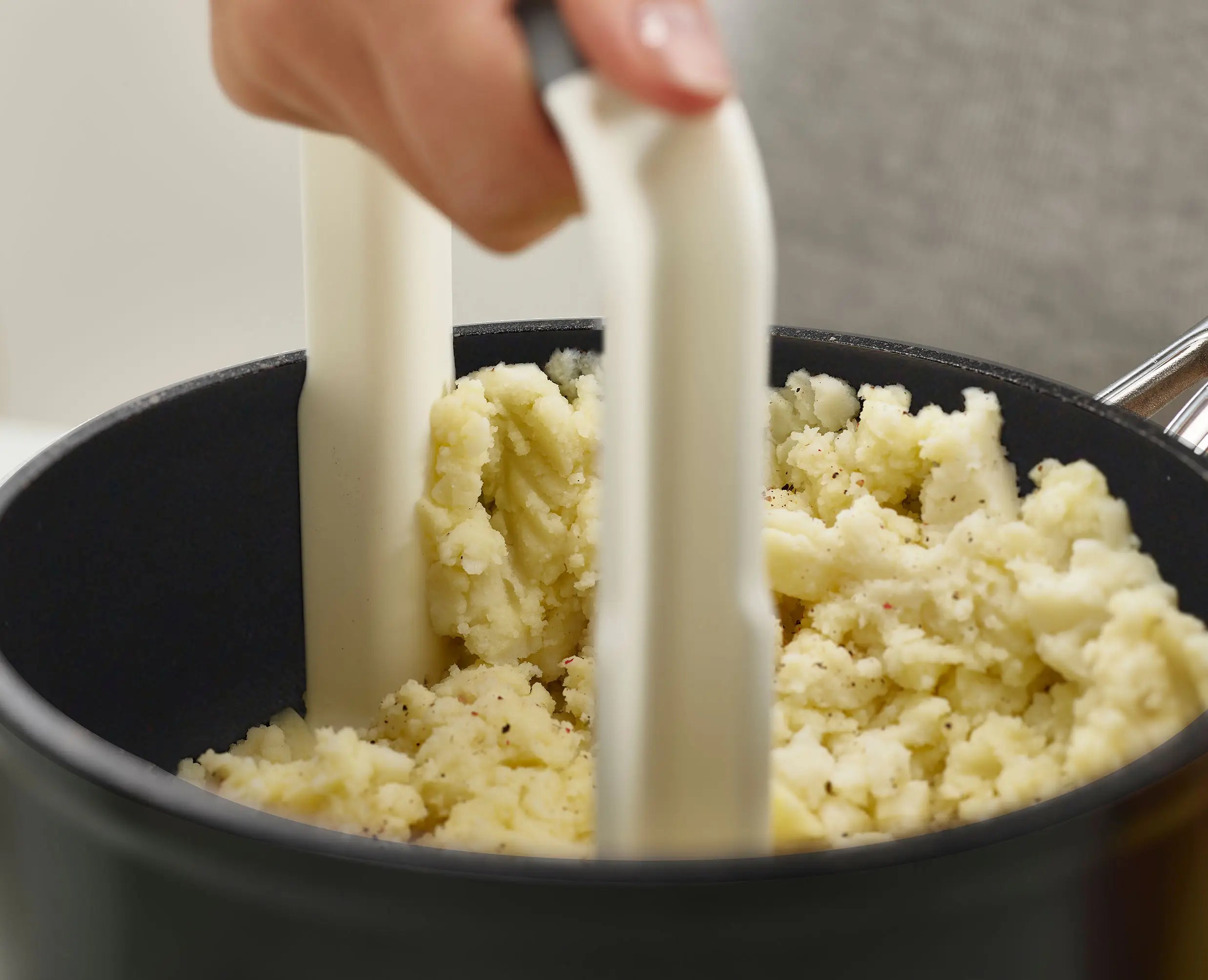 joseph-joseph-easy-mash-white-potato-masher image 5