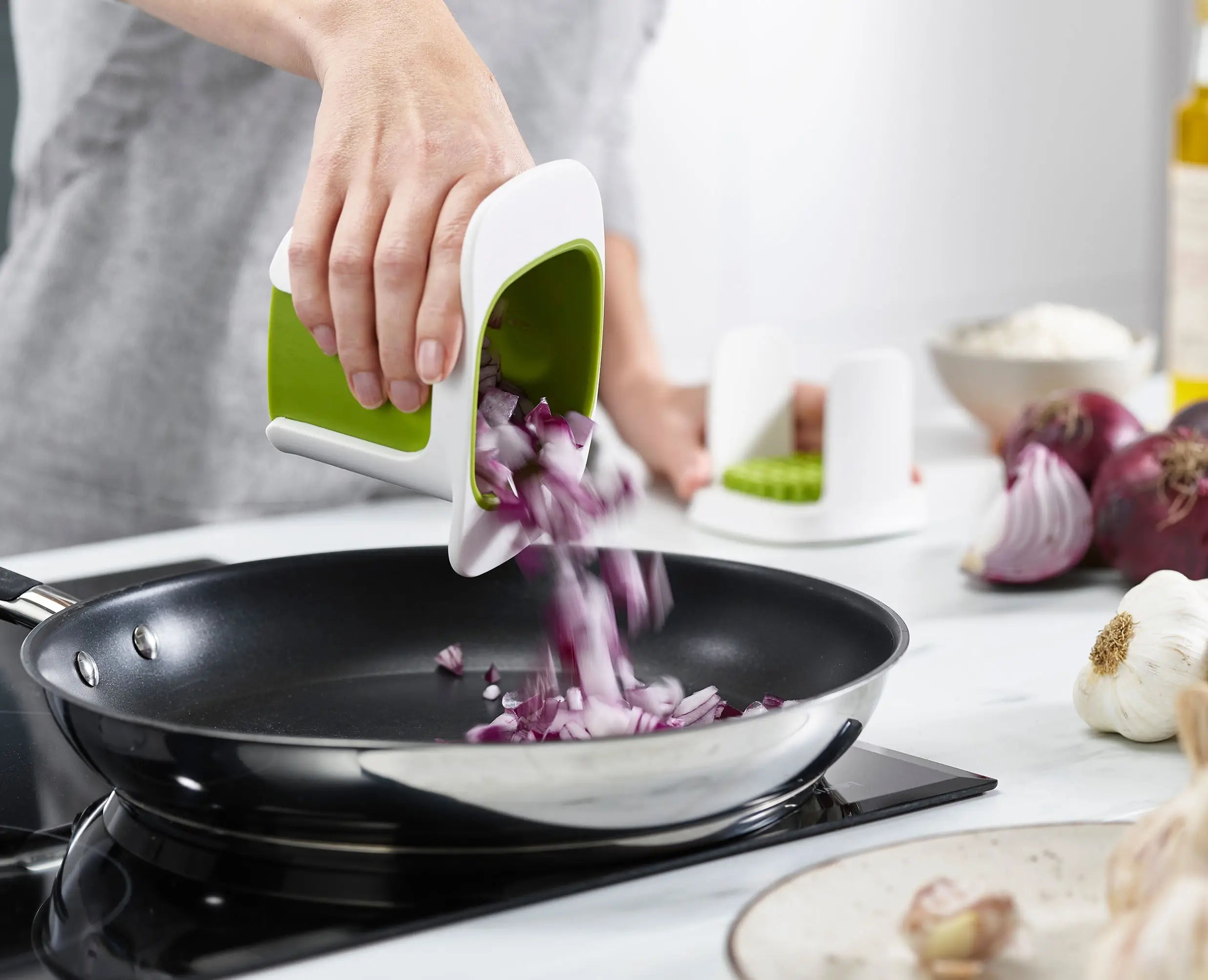 joseph-joseph-chopcup-white-vegetable-chopper image 6