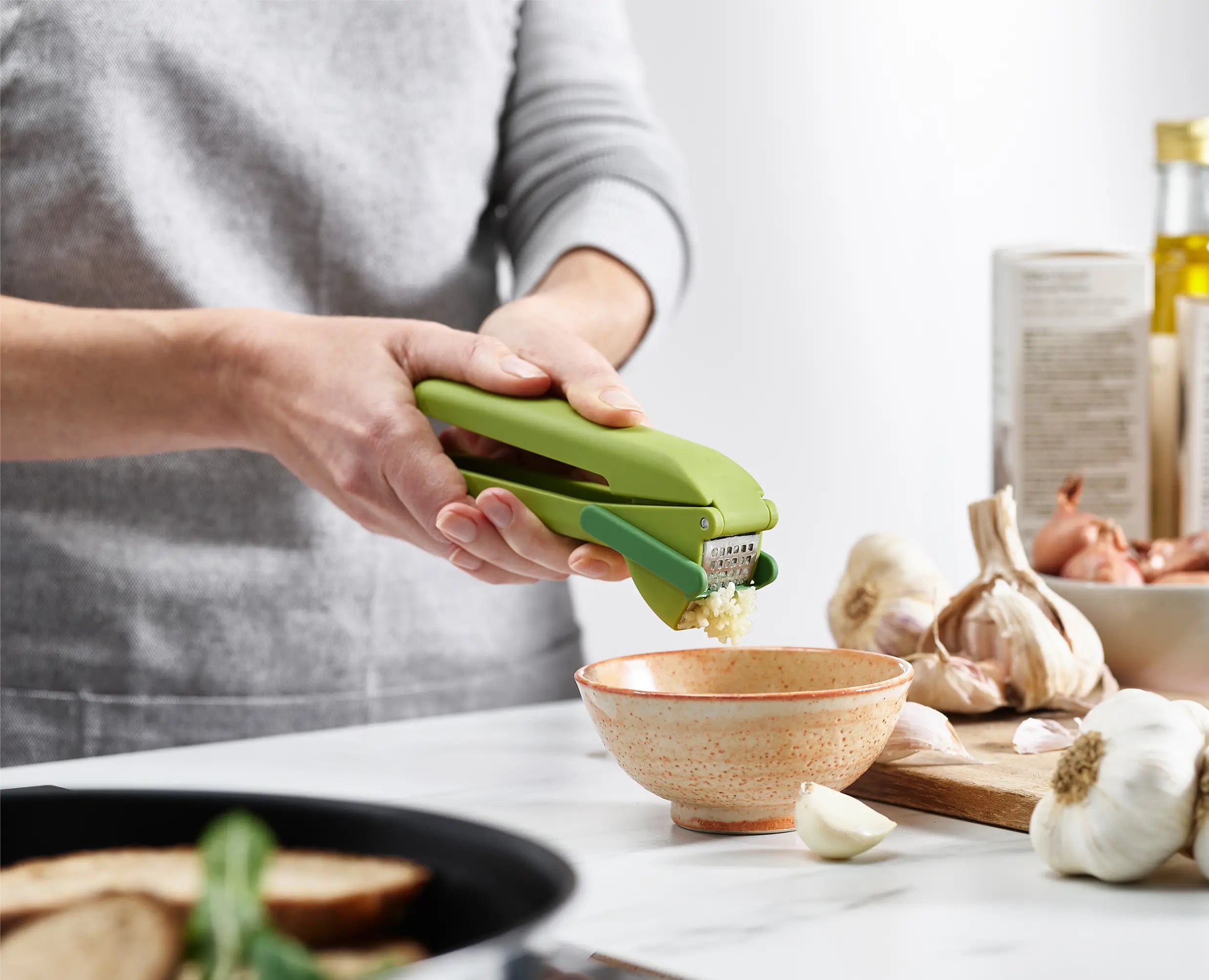 joseph-joseph-cleanforce-green-garlic-press-with-wiper-blade-and-cleaning-tool image 3