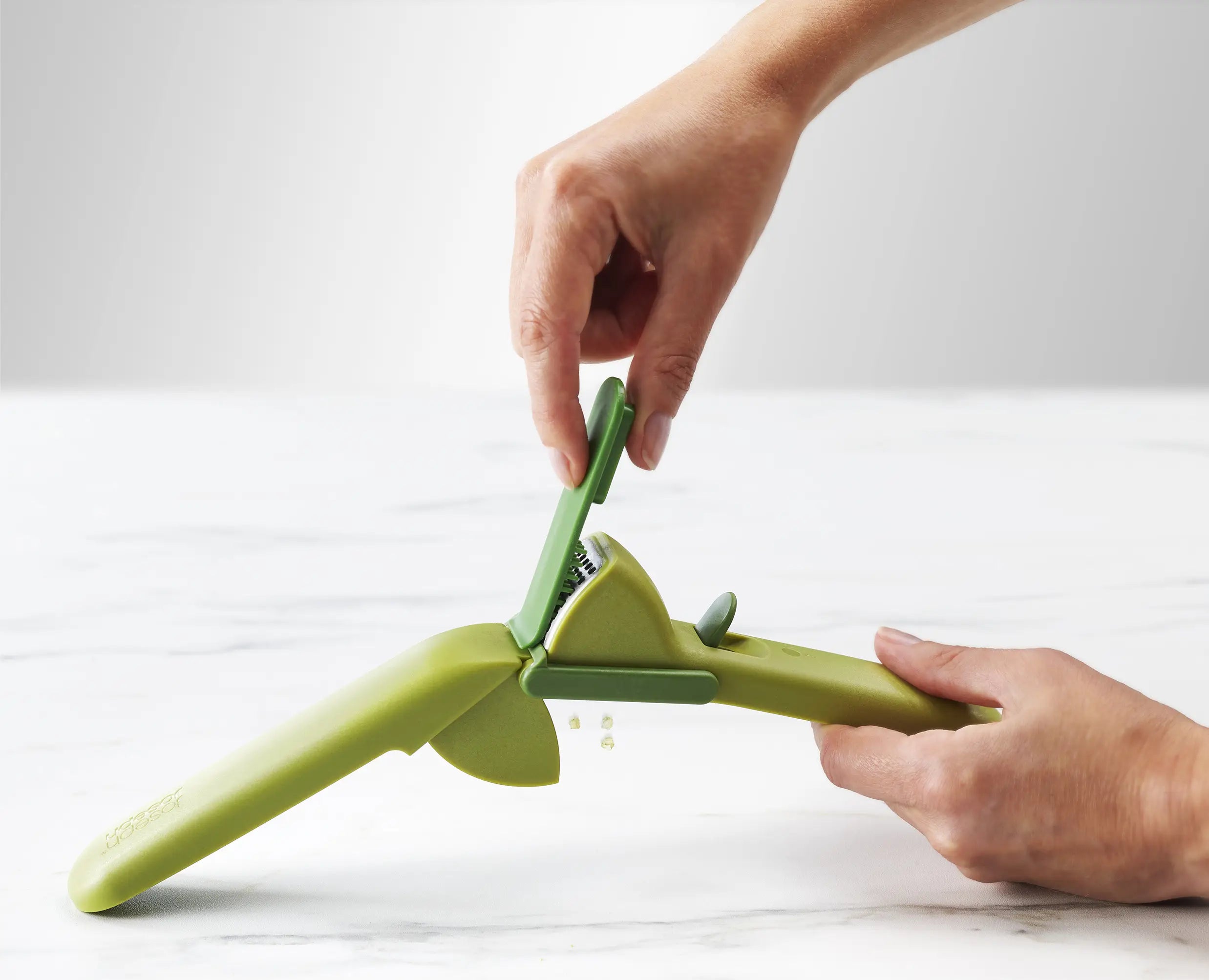 joseph-joseph-cleanforce-green-garlic-press-with-wiper-blade-and-cleaning-tool image 4