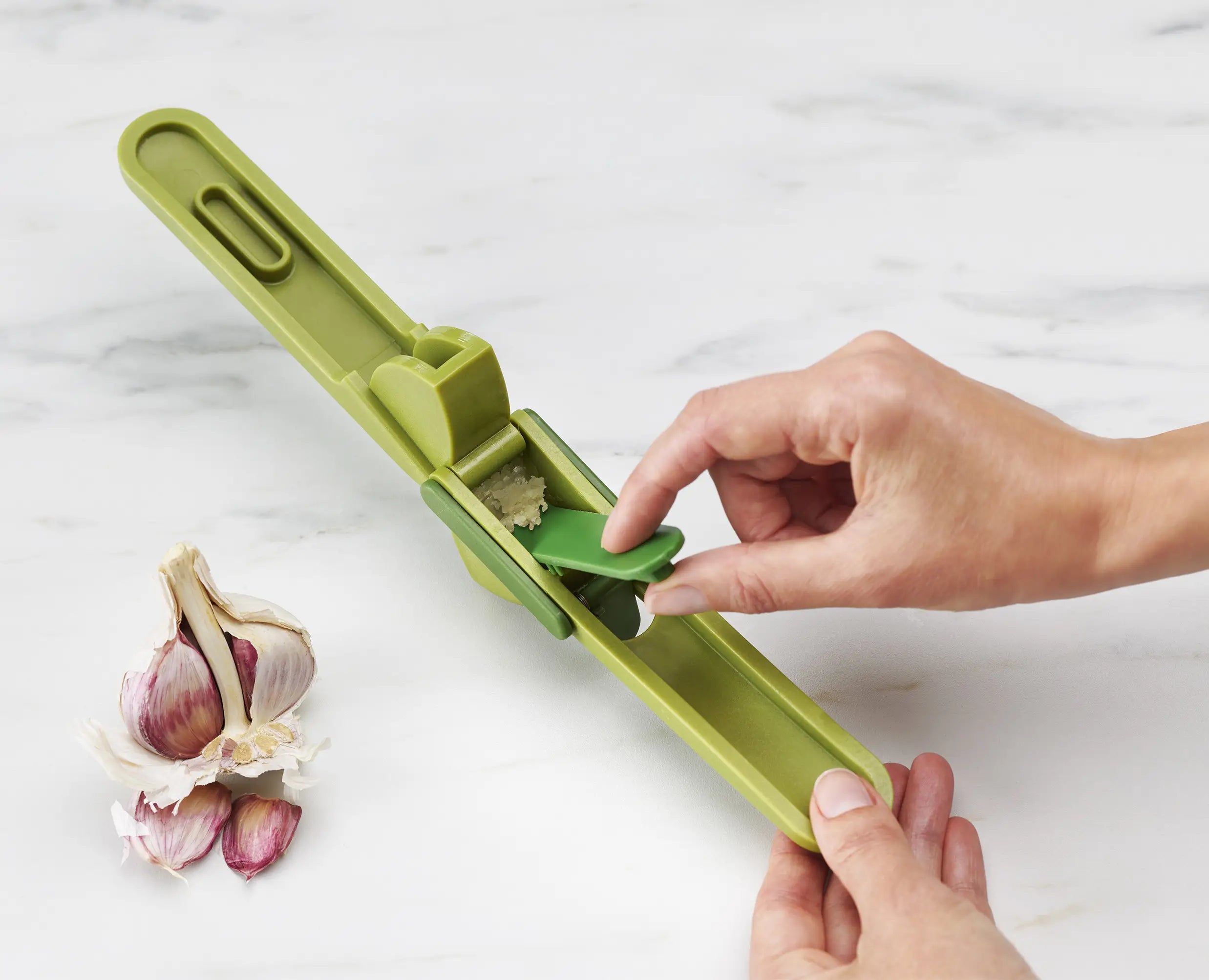 joseph-joseph-cleanforce-green-garlic-press-with-wiper-blade-and-cleaning-tool image 5
