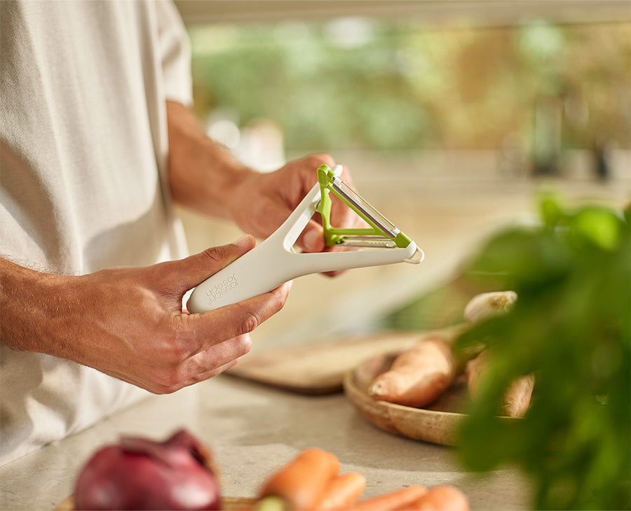 joseph-joseph-switch-2-in-1-peeler-with-rotating-head-and-julienne-blade image 2