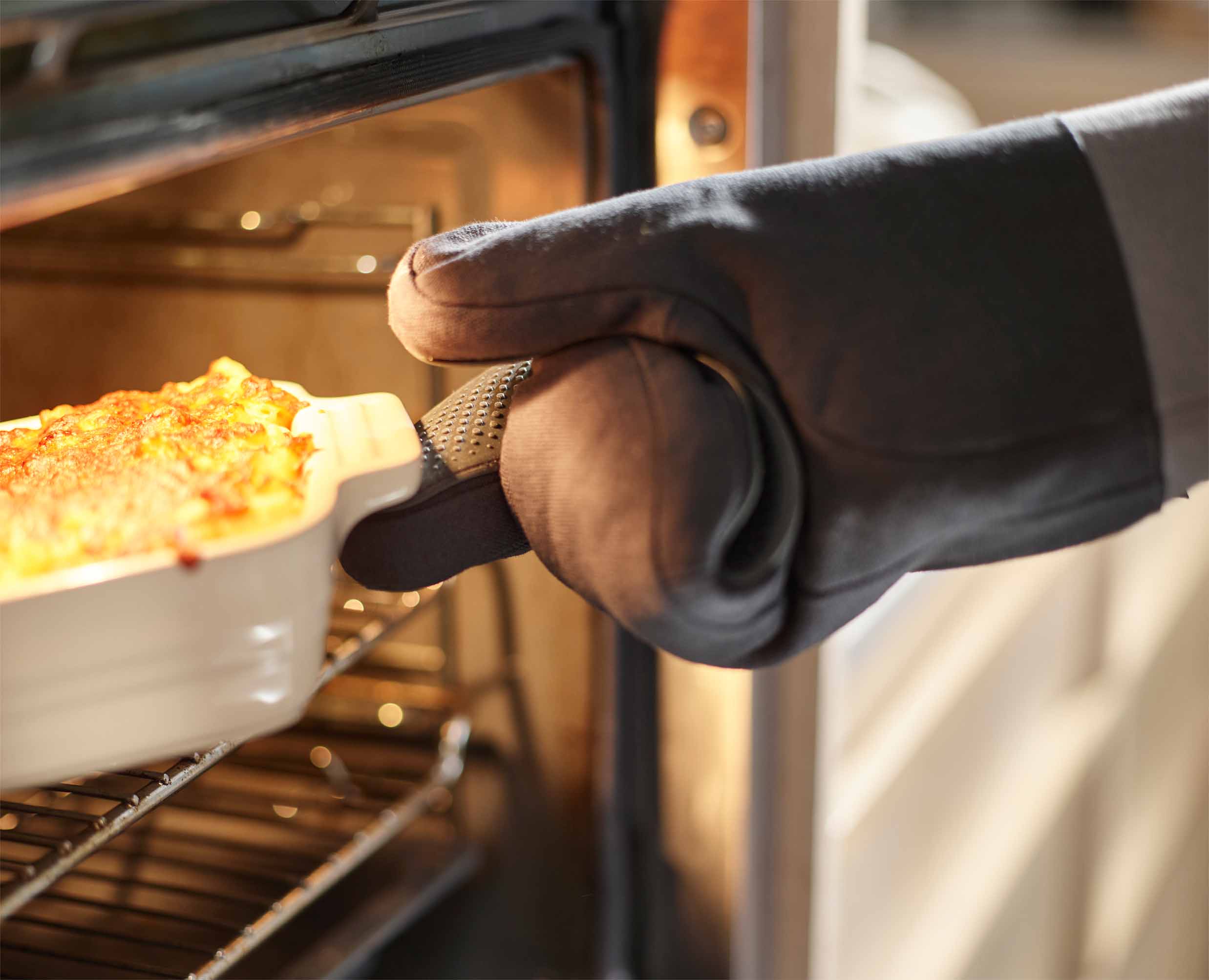 joseph-joseph-pinch-easy-grip-single-grey-oven-glove-right-hand image 3