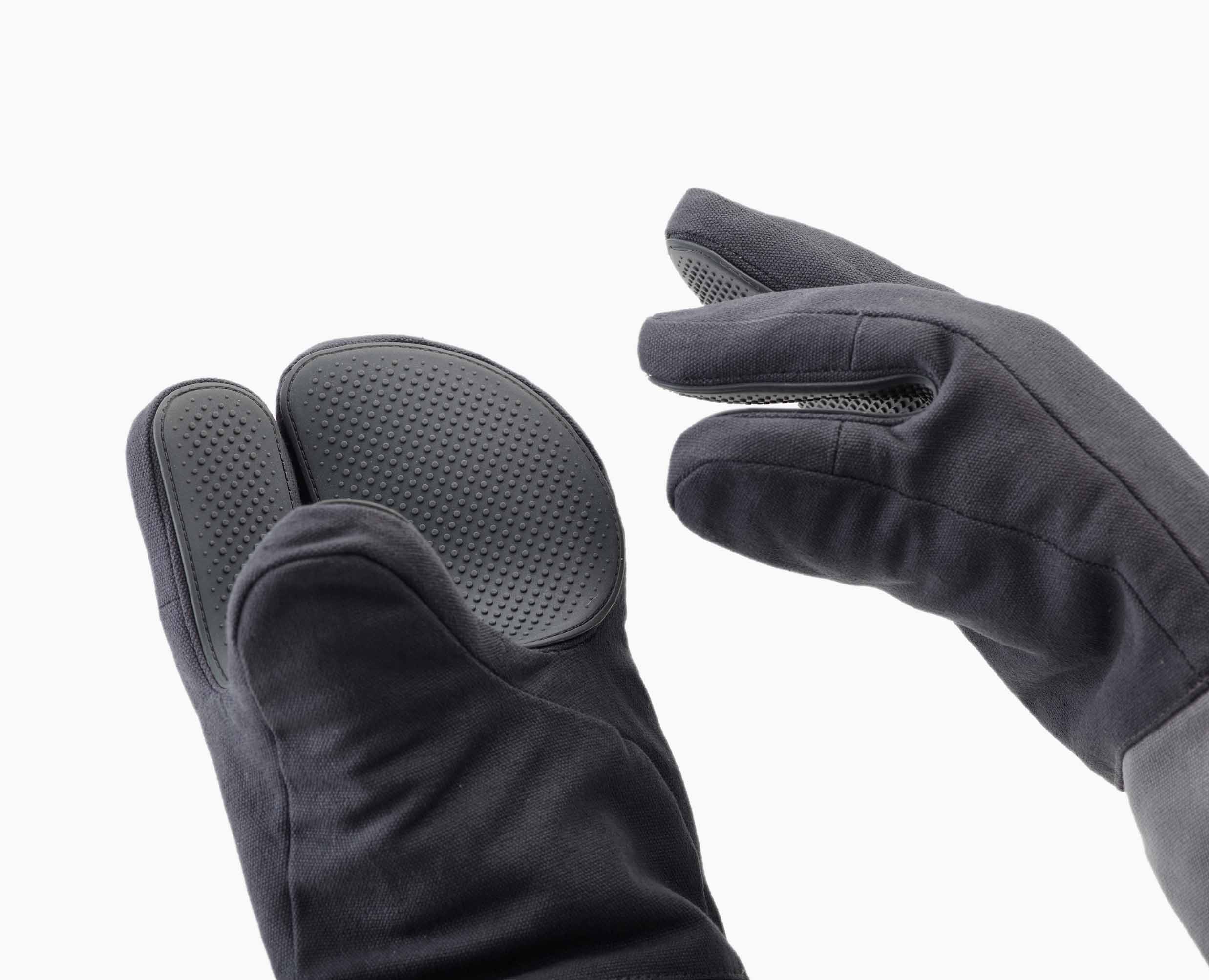 joseph-joseph-pinch-easy-grip-set-of-2-grey-oven-gloves image 6