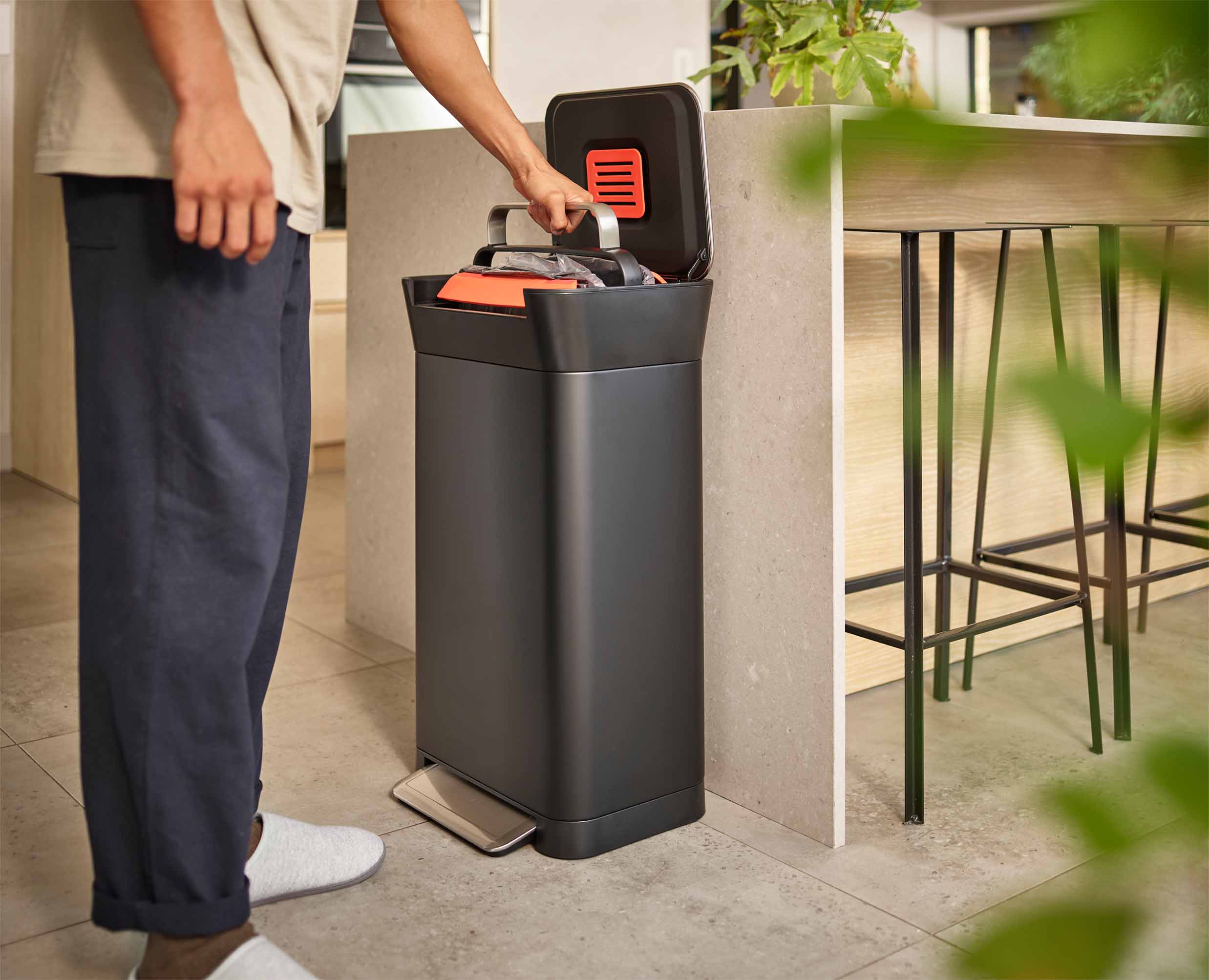 joseph-joseph-titan-30l-black-trash-compactor-steel-waste-compactor-with-hygieni image 3