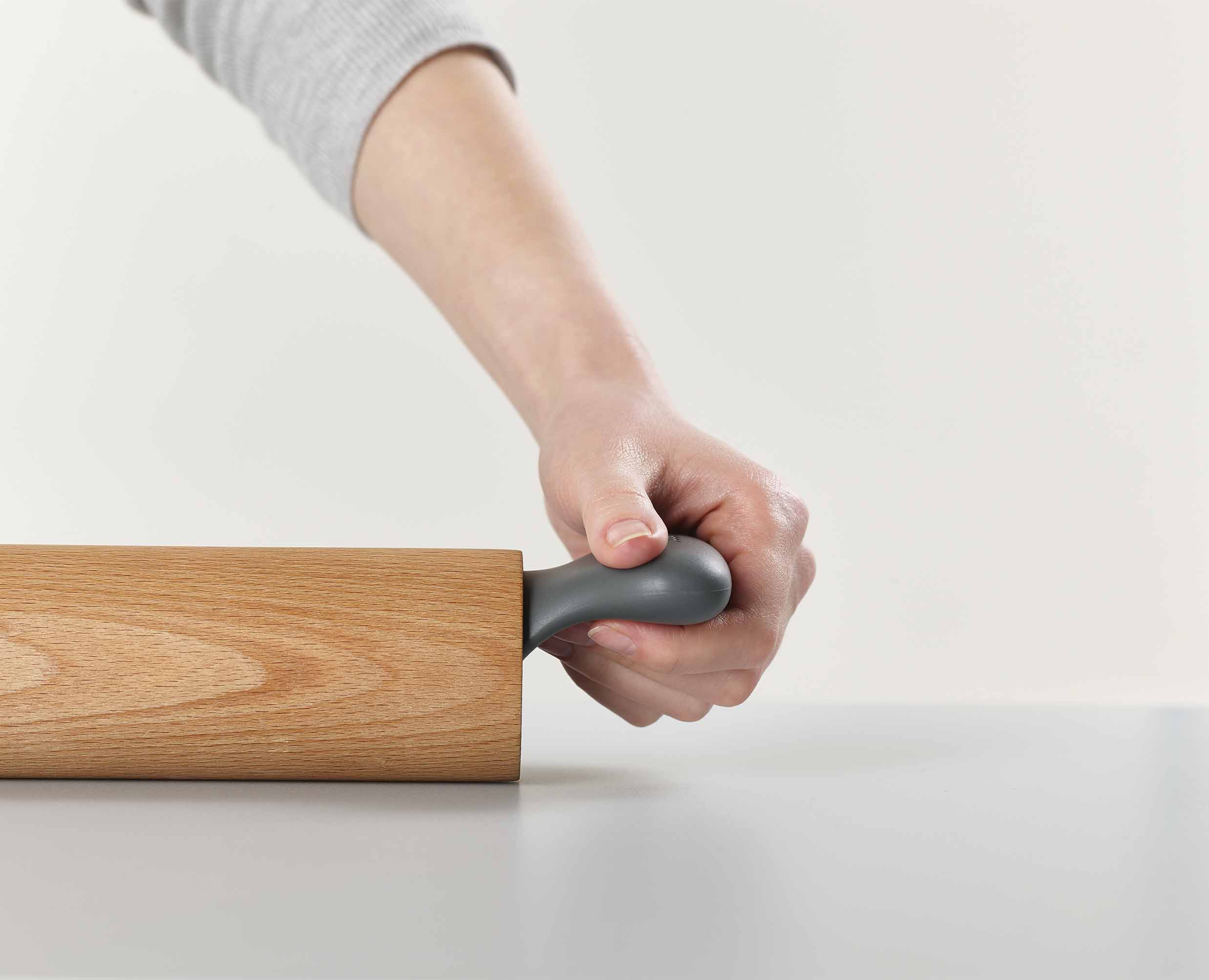 joseph-joseph-grip-pin-ergonomic-rolling-pin-grey-with-wide-contoured-handles-an image 4