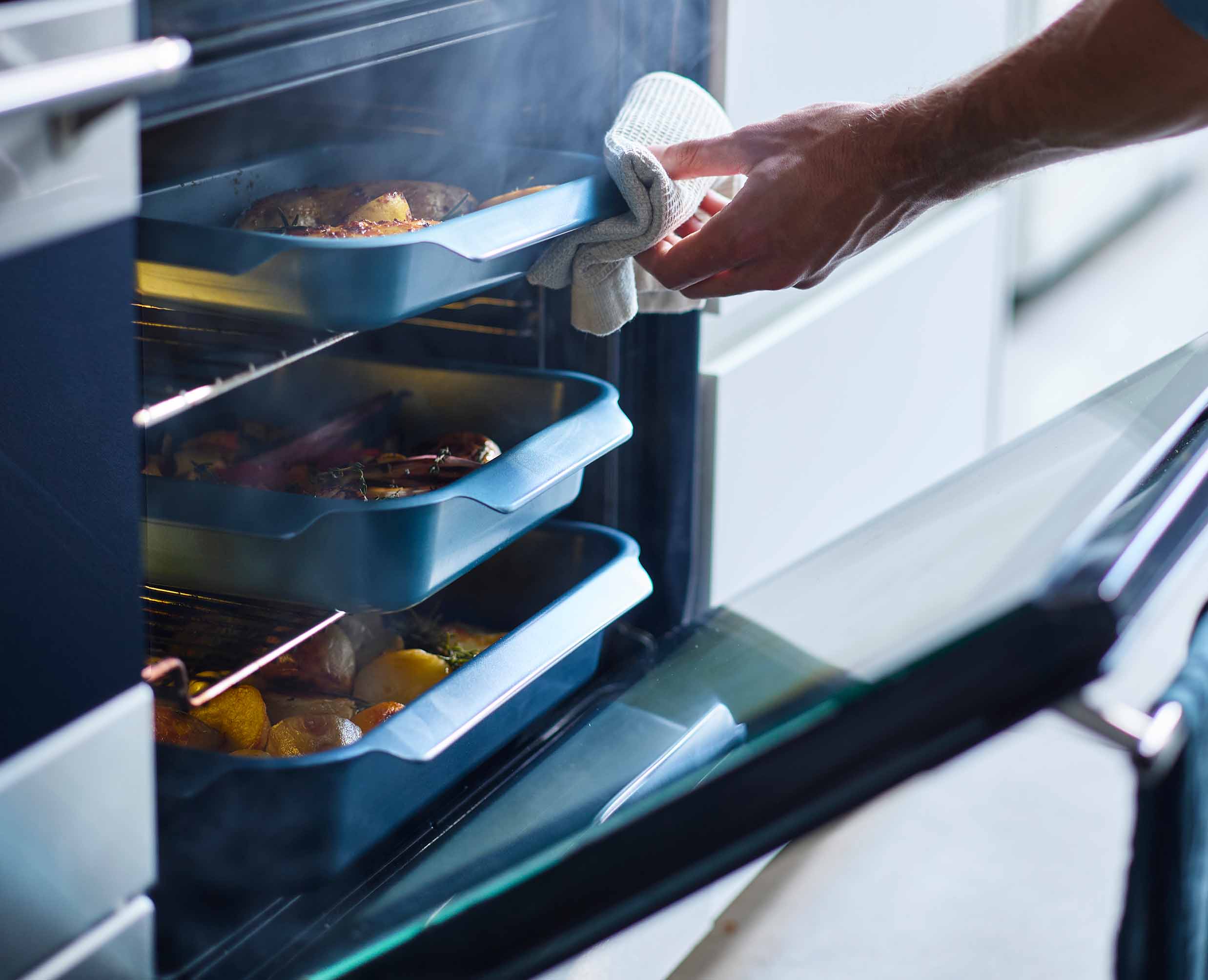 joseph-joseph-nest-oven-non-stick-3-piece-blue-roasting-tray-set-space-saving image 4
