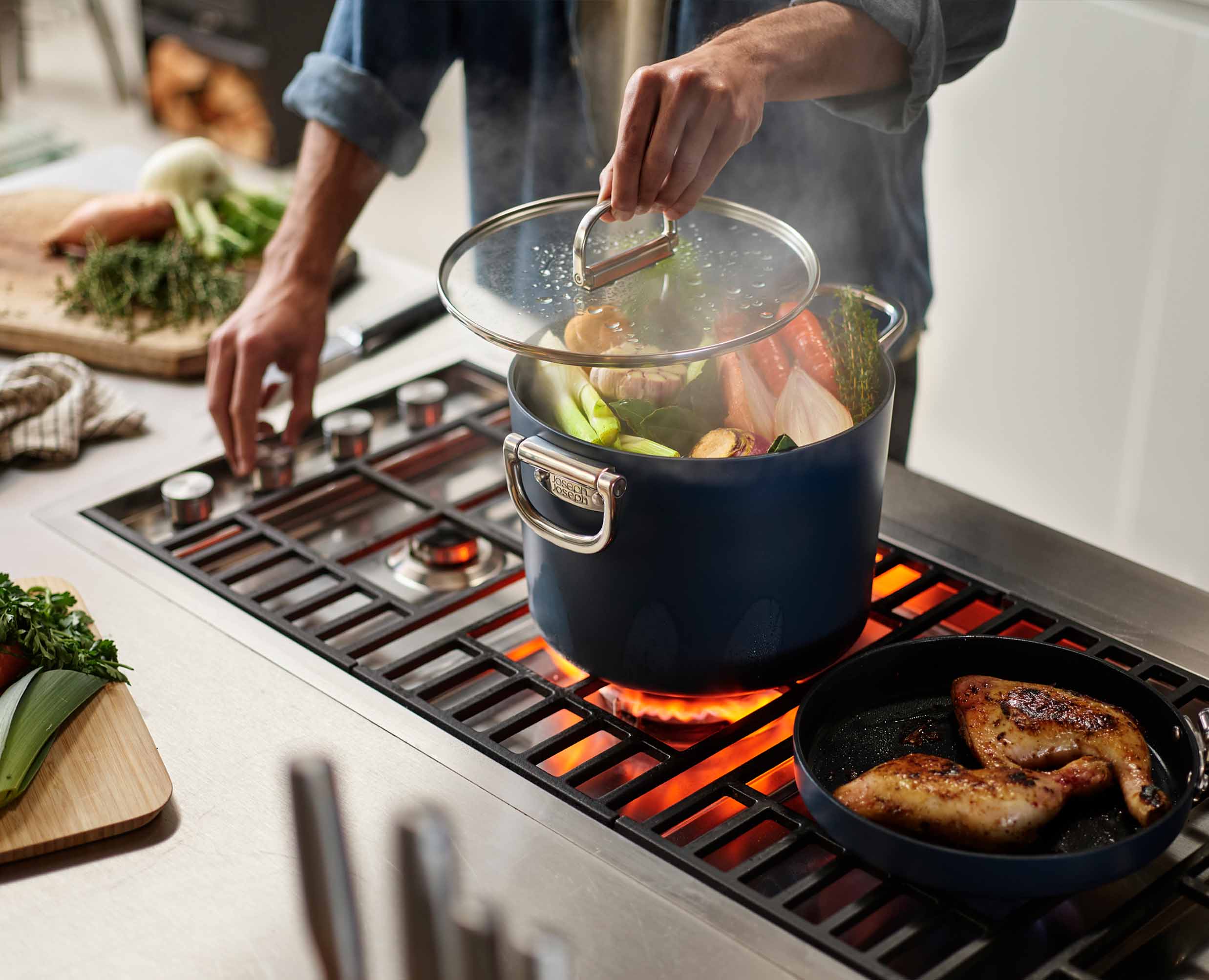 joseph-joseph-space-folding-handle-ceramic-non-stick-25cm-blue-stock-pot-lid image 3