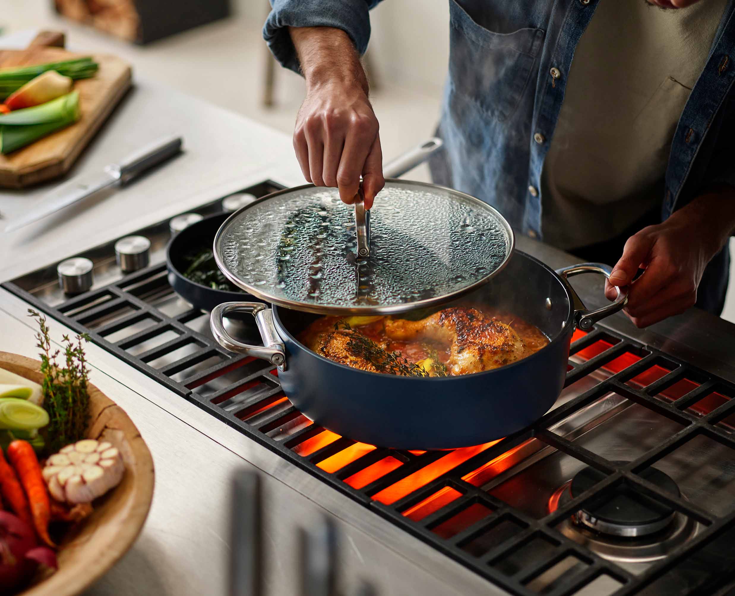 joseph-joseph-space-folding-handle-ceramic-non-stick-28cm-blue-shallow-casserole image 3