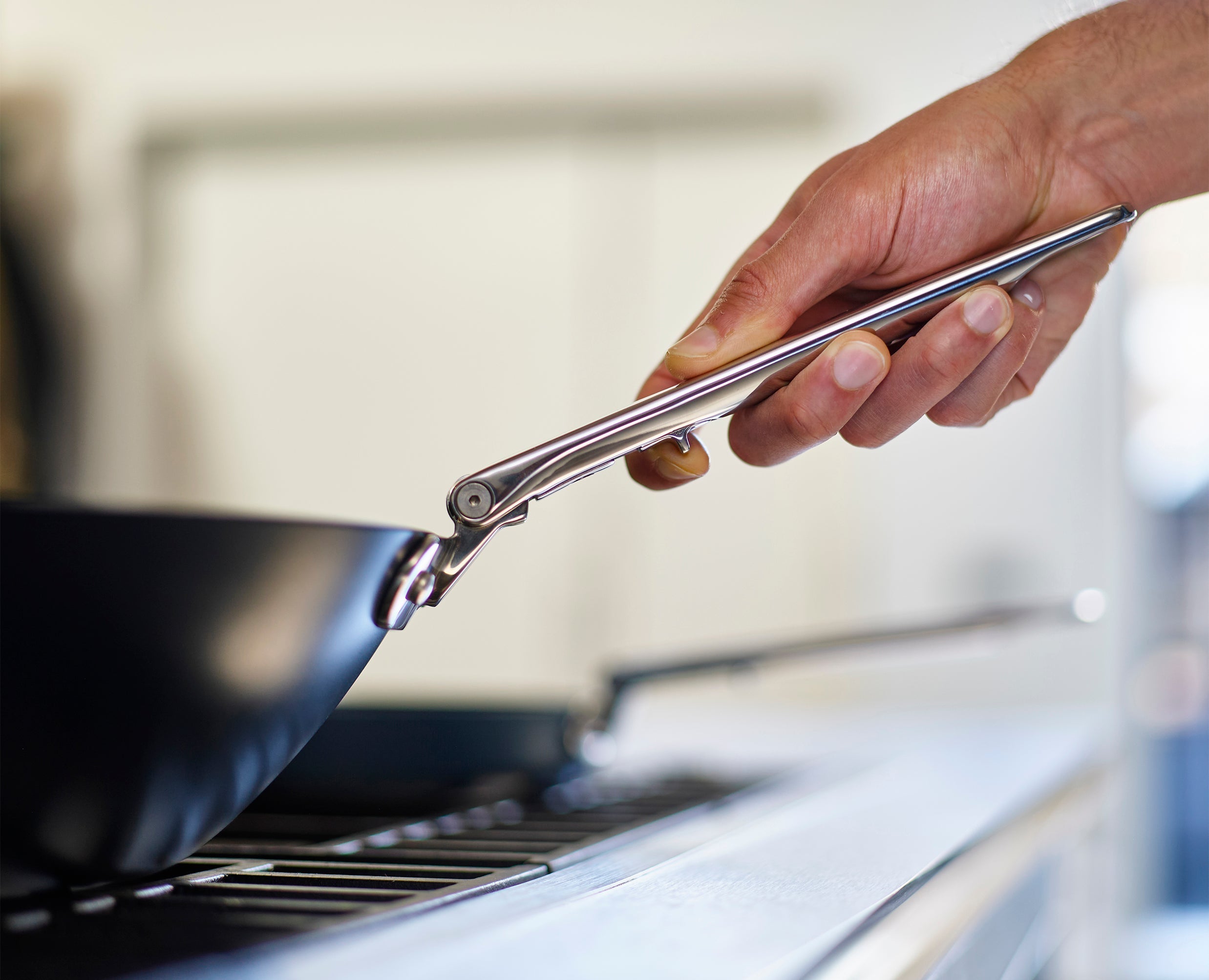 joseph-joseph-space-folding-handle-ceramic-non-stick-32cm-blue-wok-lid image 5