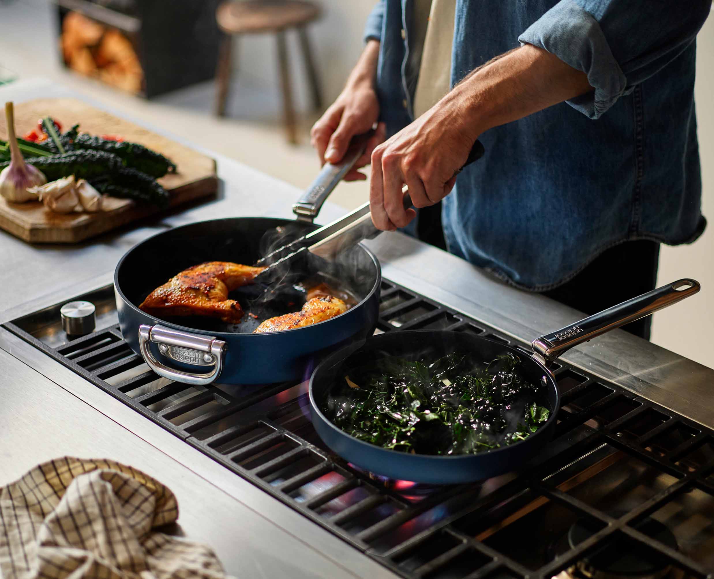 joseph-joseph-space-folding-handle-ceramic-non-stick-2-piece-blue-frying-pan-set image 3