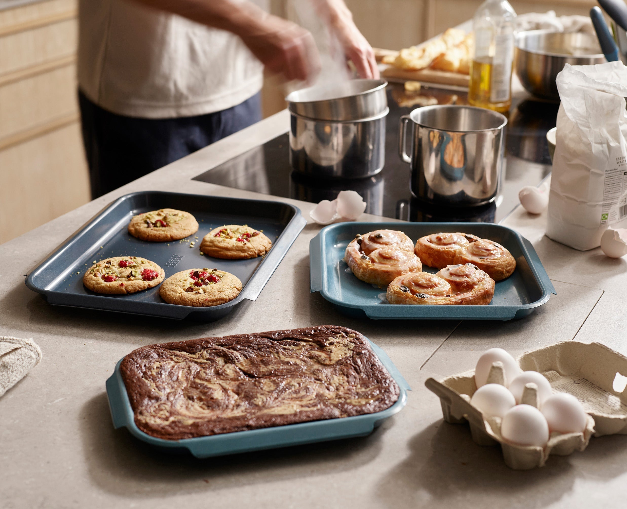 joseph-joseph-nest-6-piece-non-stick-baking-tray-set image 2