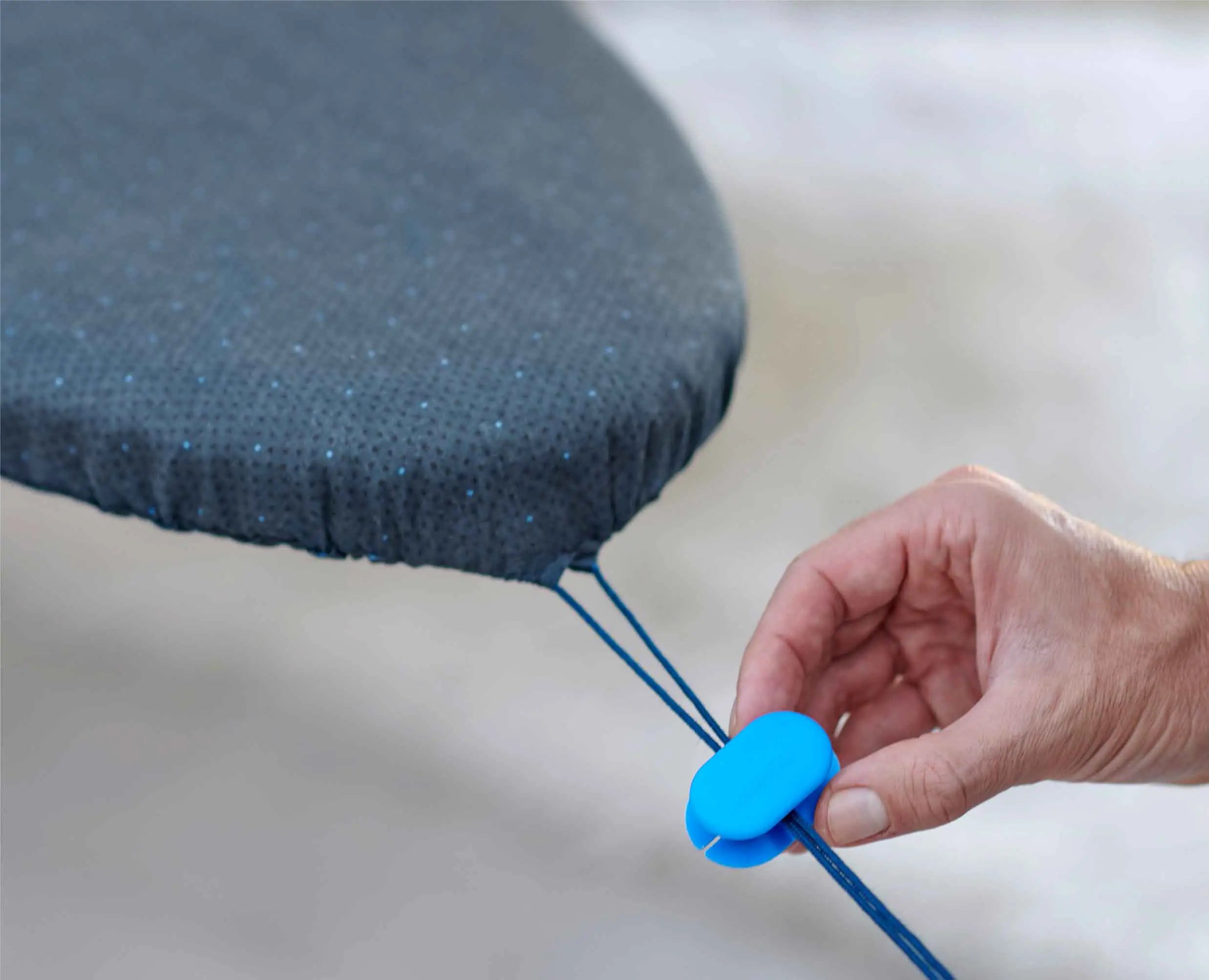 joseph-joseph-glide-plus-130cm-blue-advanced-ironing-board-cover-dripshield-tech image 5