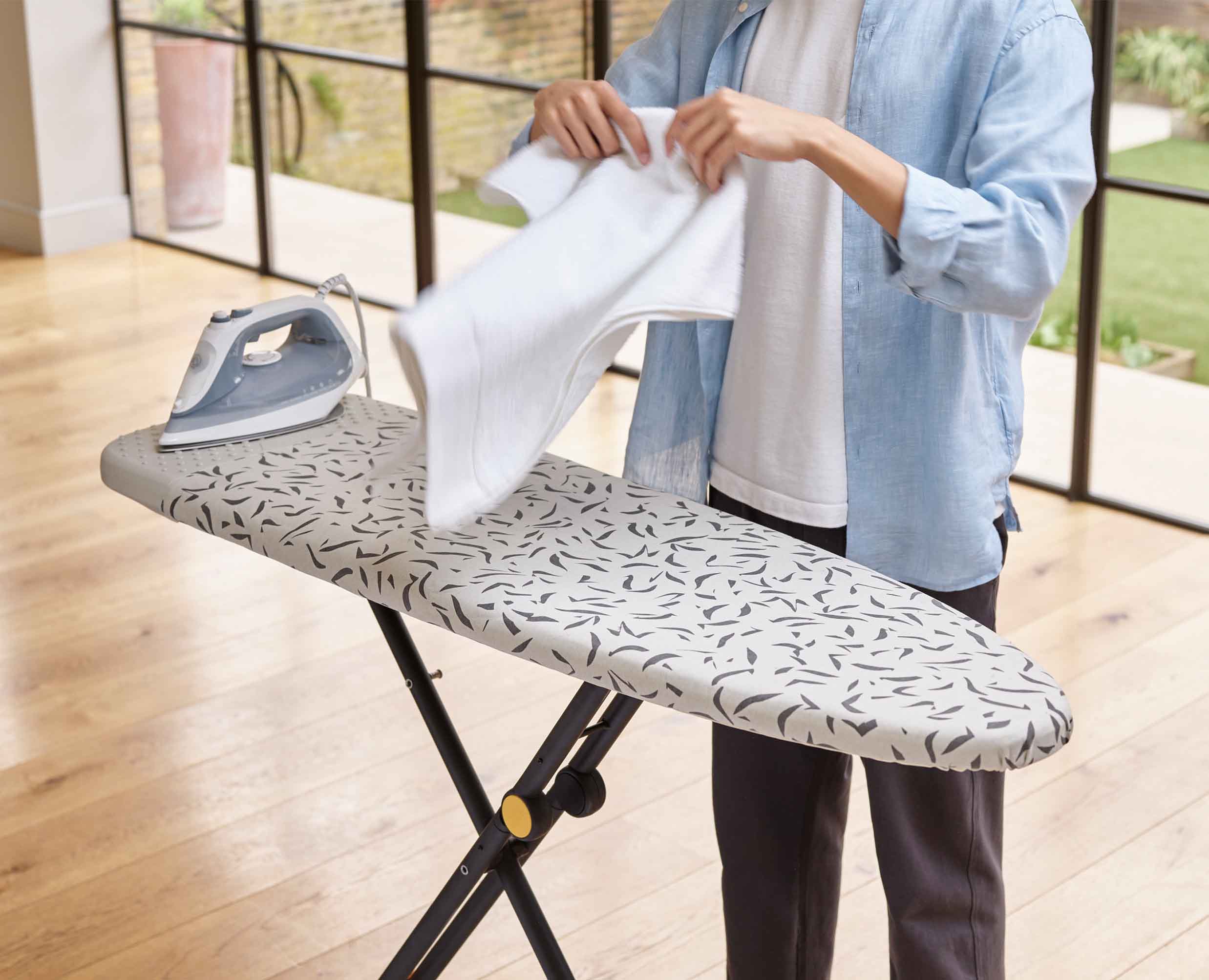 joseph-joseph-glide-plus-130cm-ecru-easy-store-ironing-board-with-advanced-cover image 3