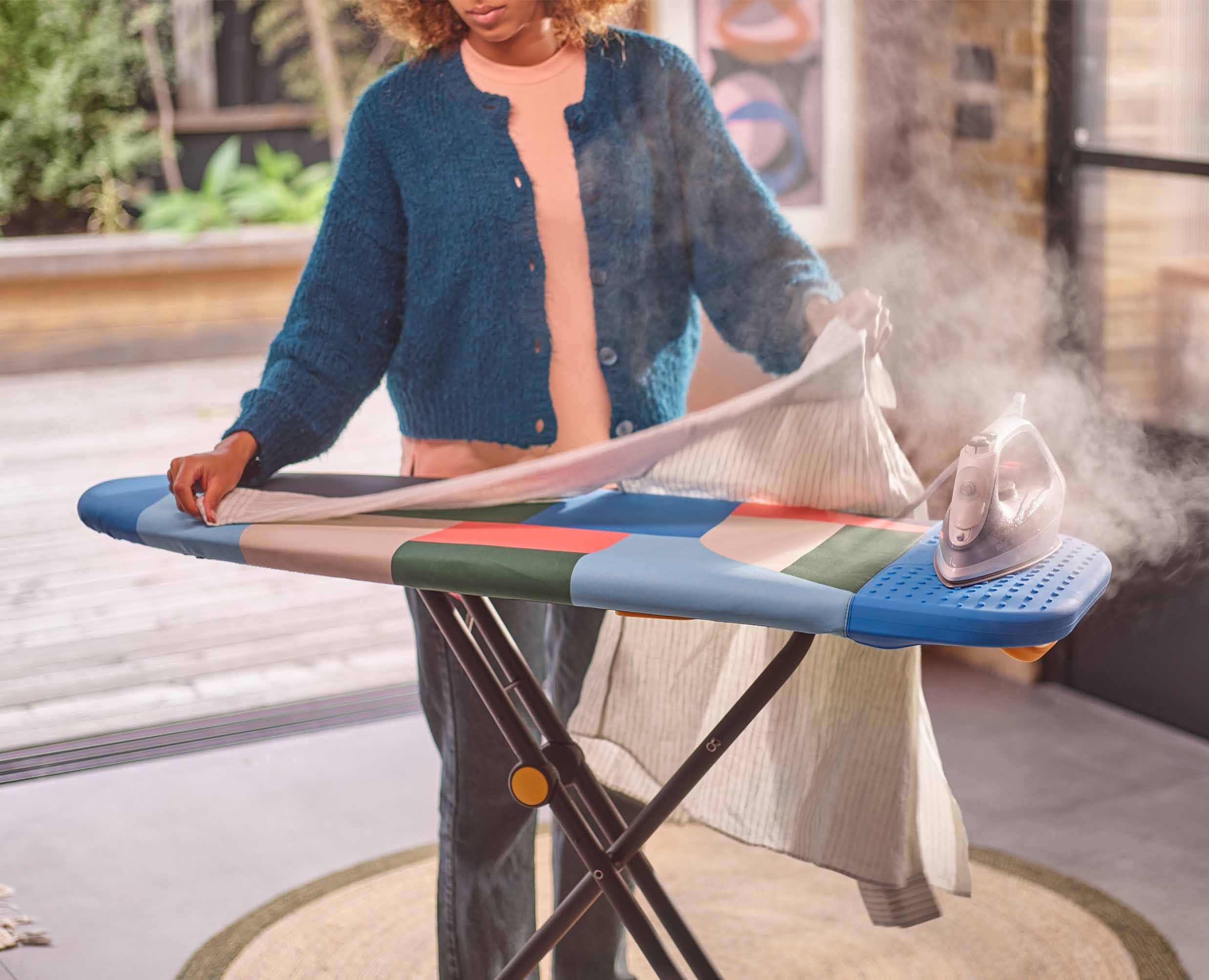 joseph-joseph-glide-130cm-easy-store-ironing-board-x-jonathan-lawes image 3
