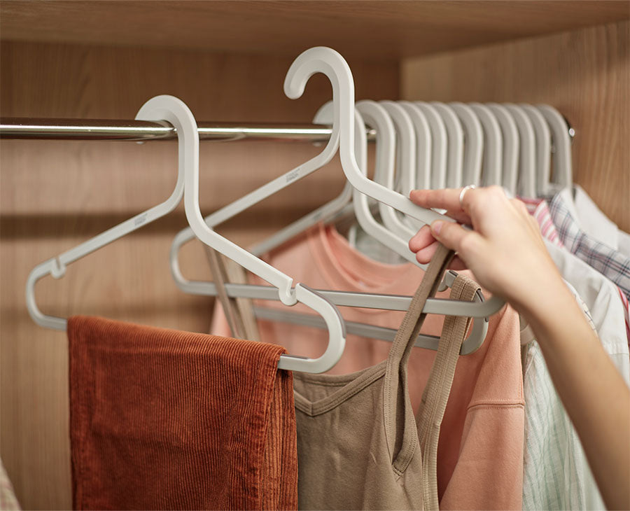 joseph-joseph-orderly-set-of-5-anti-tangle-ecru-clothes-hangers image 2