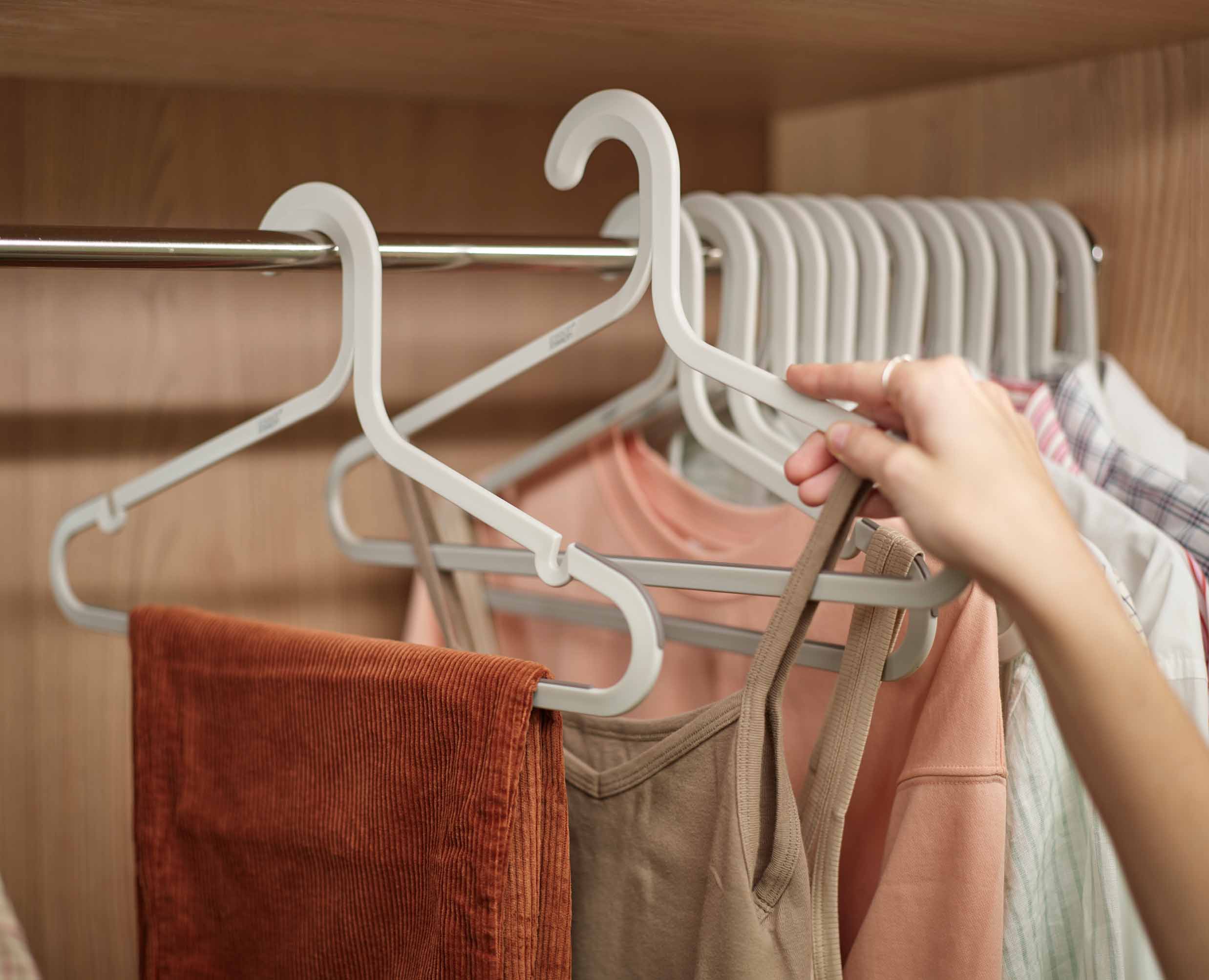 joseph-joseph-orderly-set-of-5-anti-tangle-ecru-clothes-hangers image 3