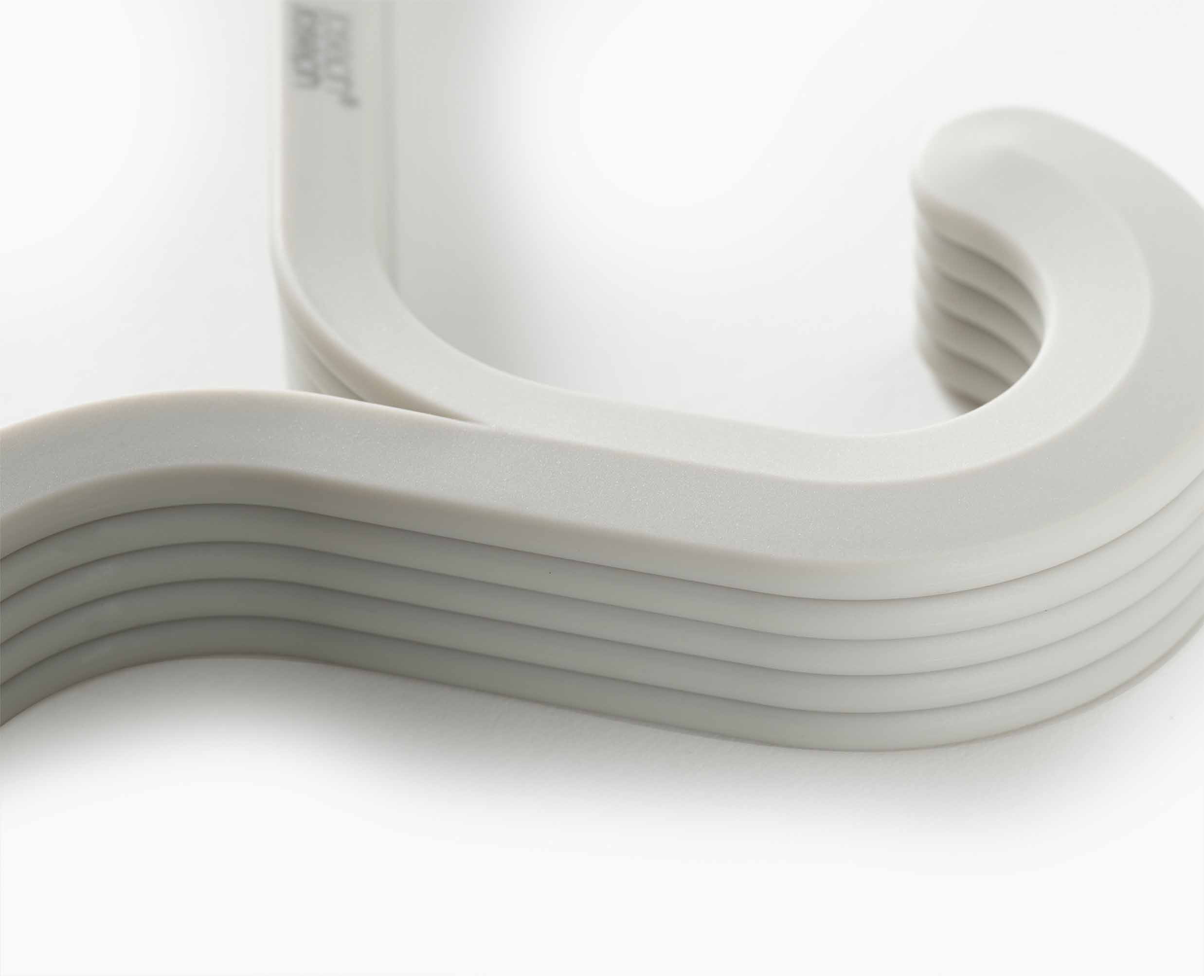 joseph-joseph-orderly-set-of-5-anti-tangle-ecru-clothes-hangers image 4
