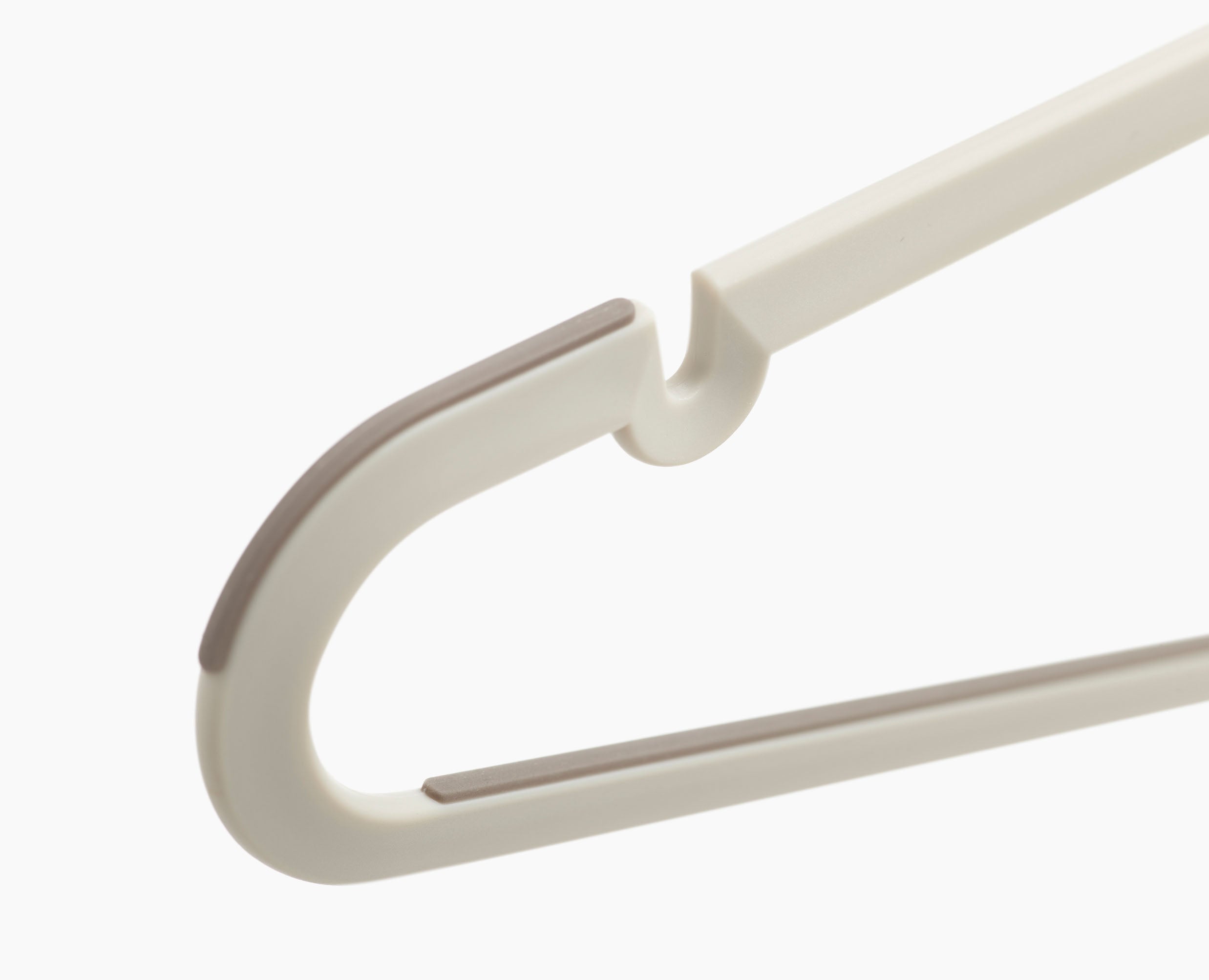 joseph-joseph-orderly-set-of-5-anti-tangle-ecru-clothes-hangers image 5