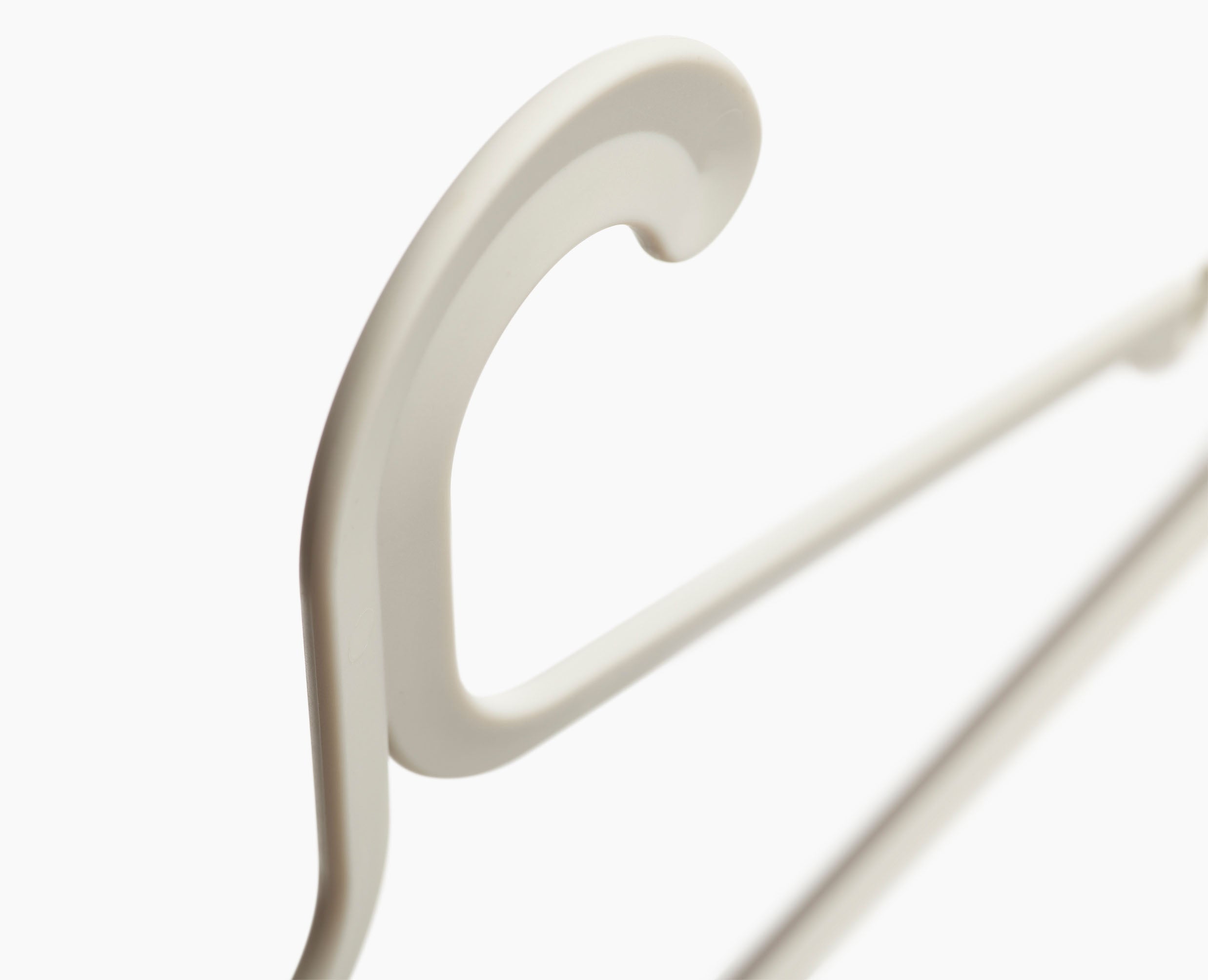 joseph-joseph-orderly-set-of-5-anti-tangle-ecru-clothes-hangers image 6