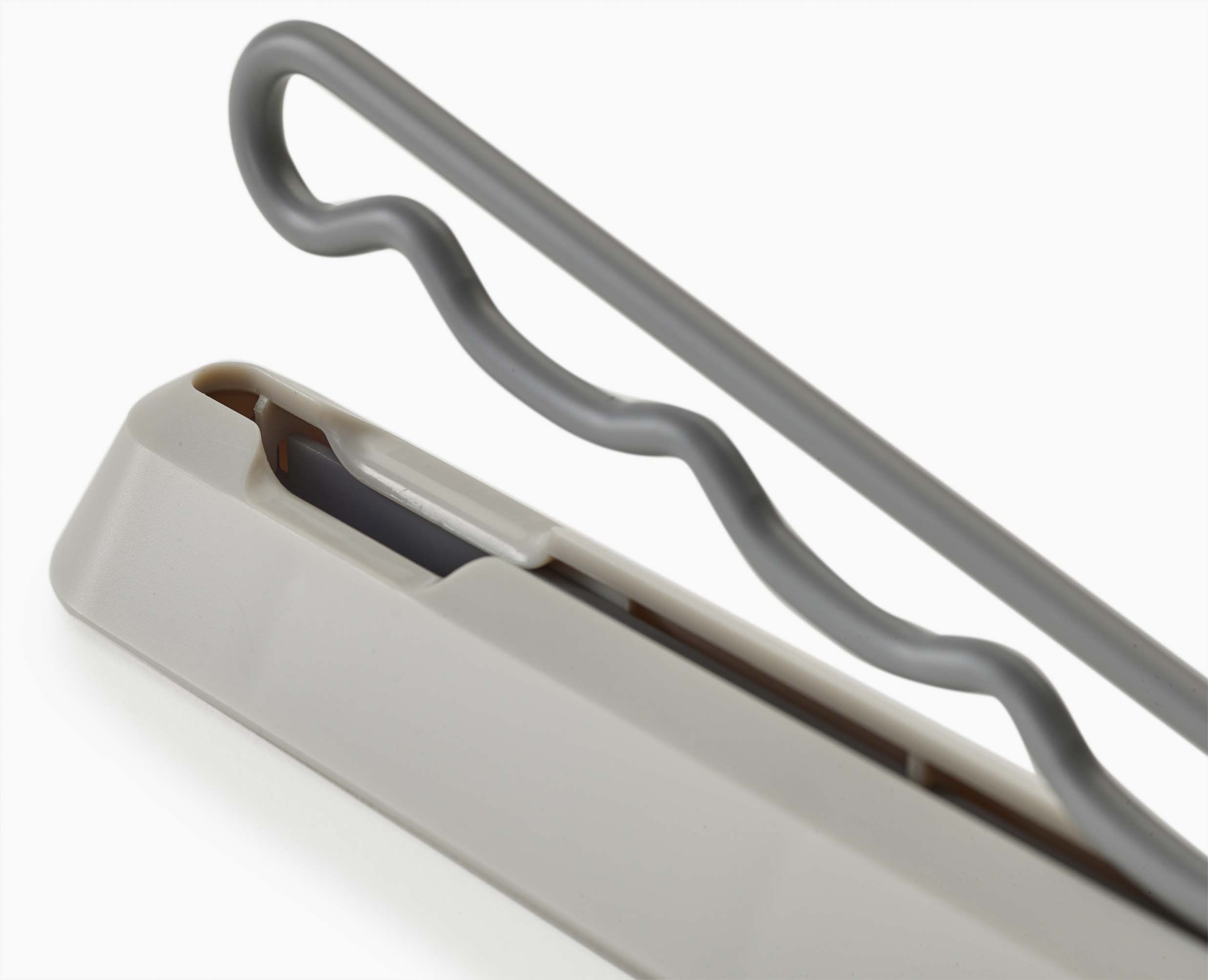 joseph-joseph-orderly-ecru-retractable-hanging-rail-for-wall-or-door-mounting image 4