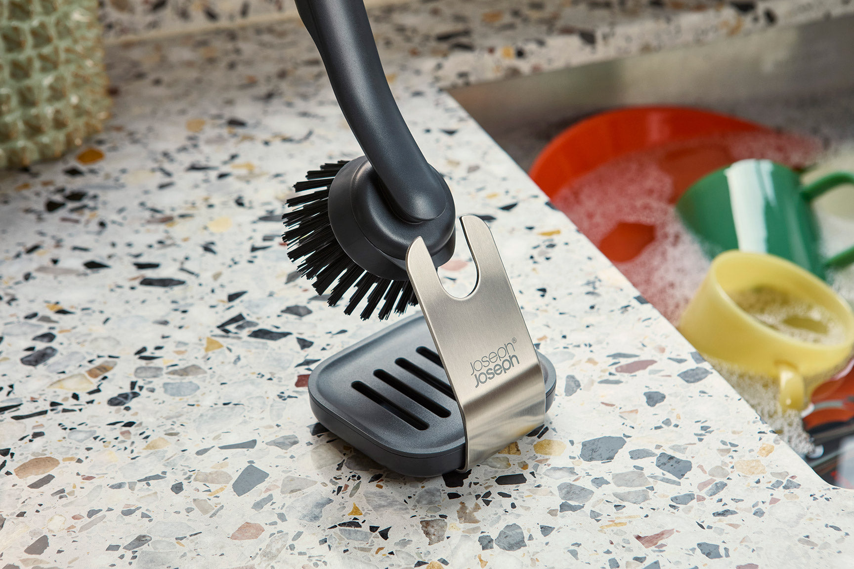 joseph-joseph-sinktech-washing-up-brush-with-steel-stand image 4