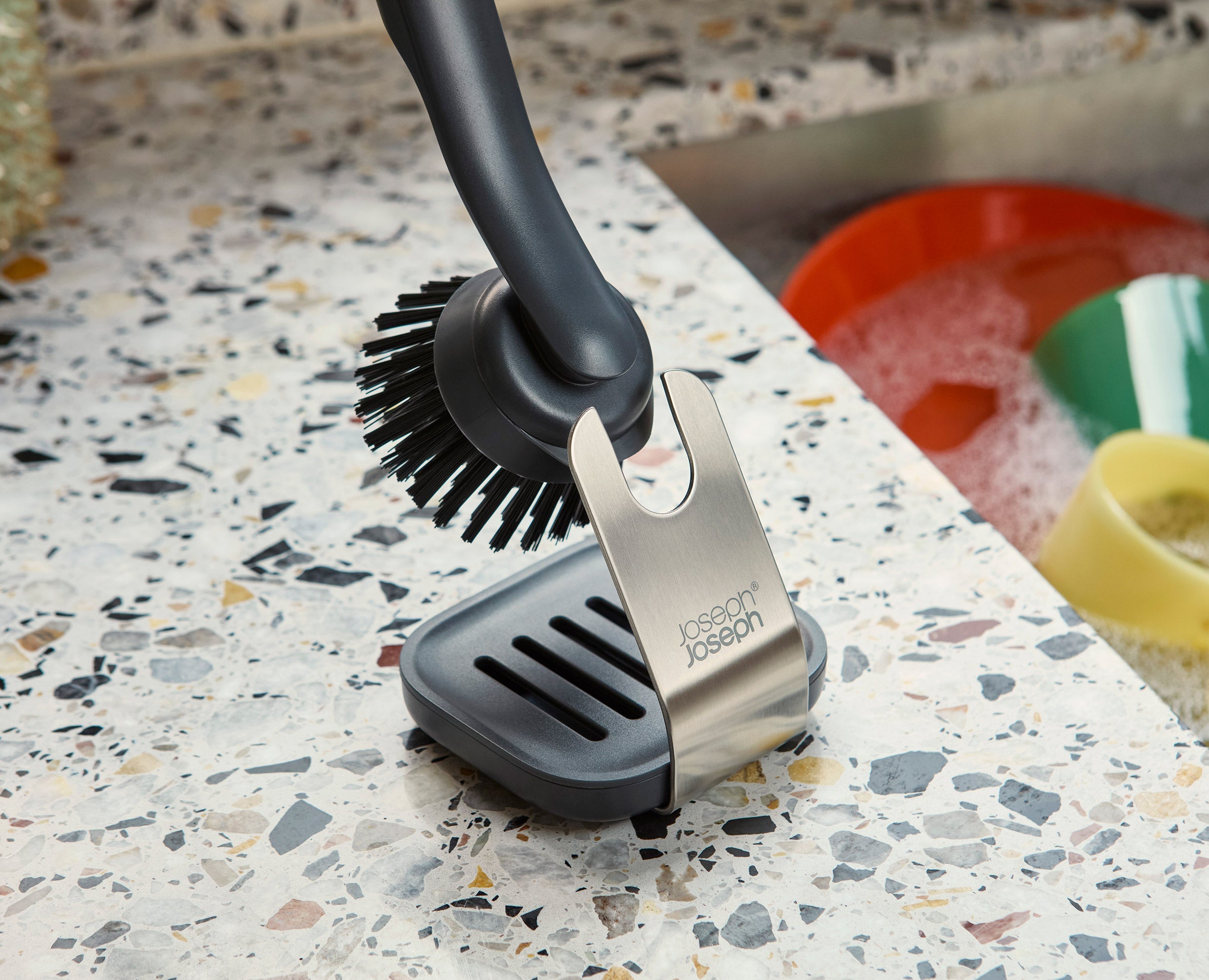 joseph-joseph-sinktech-washing-up-brush-with-steel-stand-extra-heads image 2
