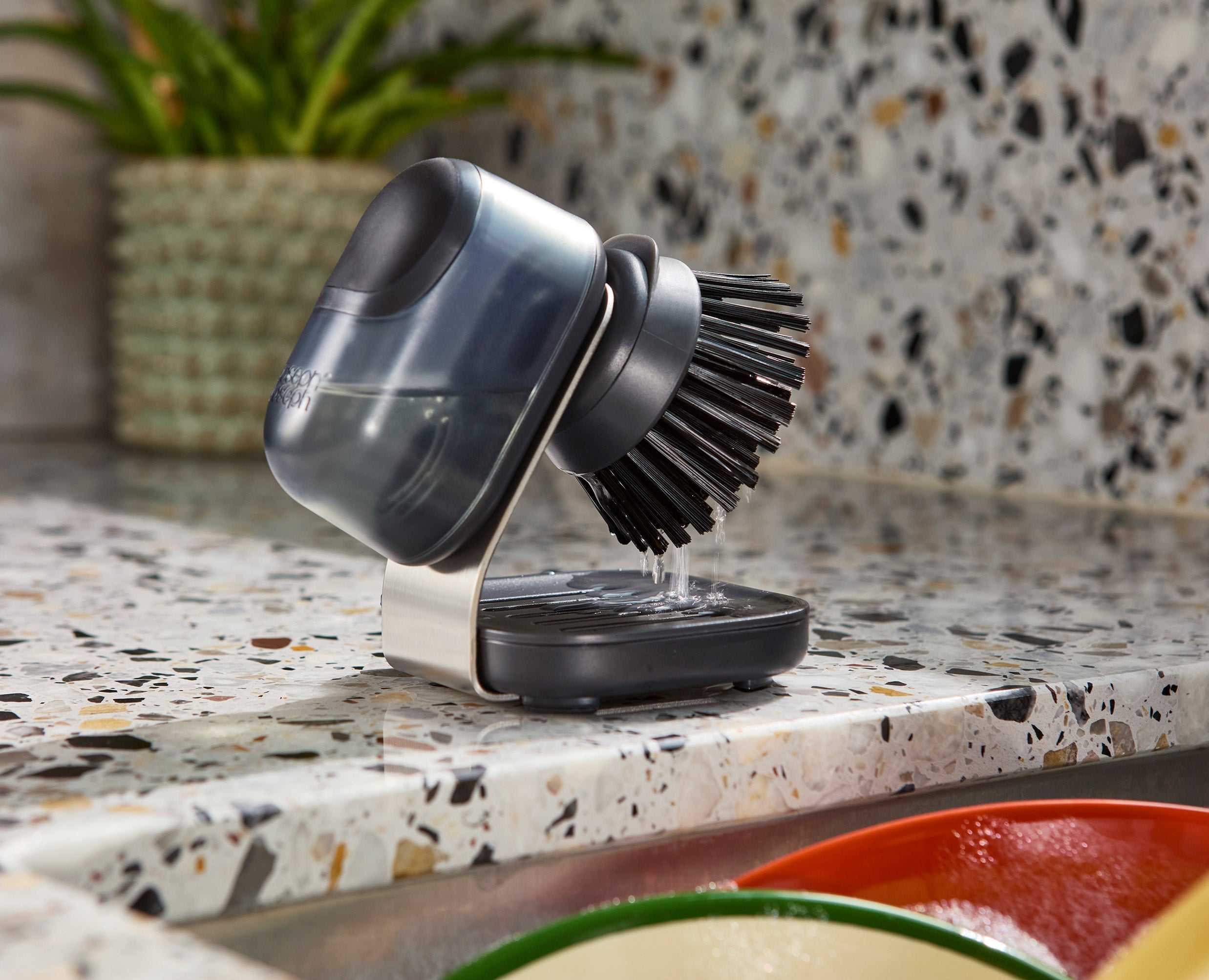 joseph-joseph-sinktech-compact-soap-dispensing-washing-up-brush-set-with-steel-s image 6