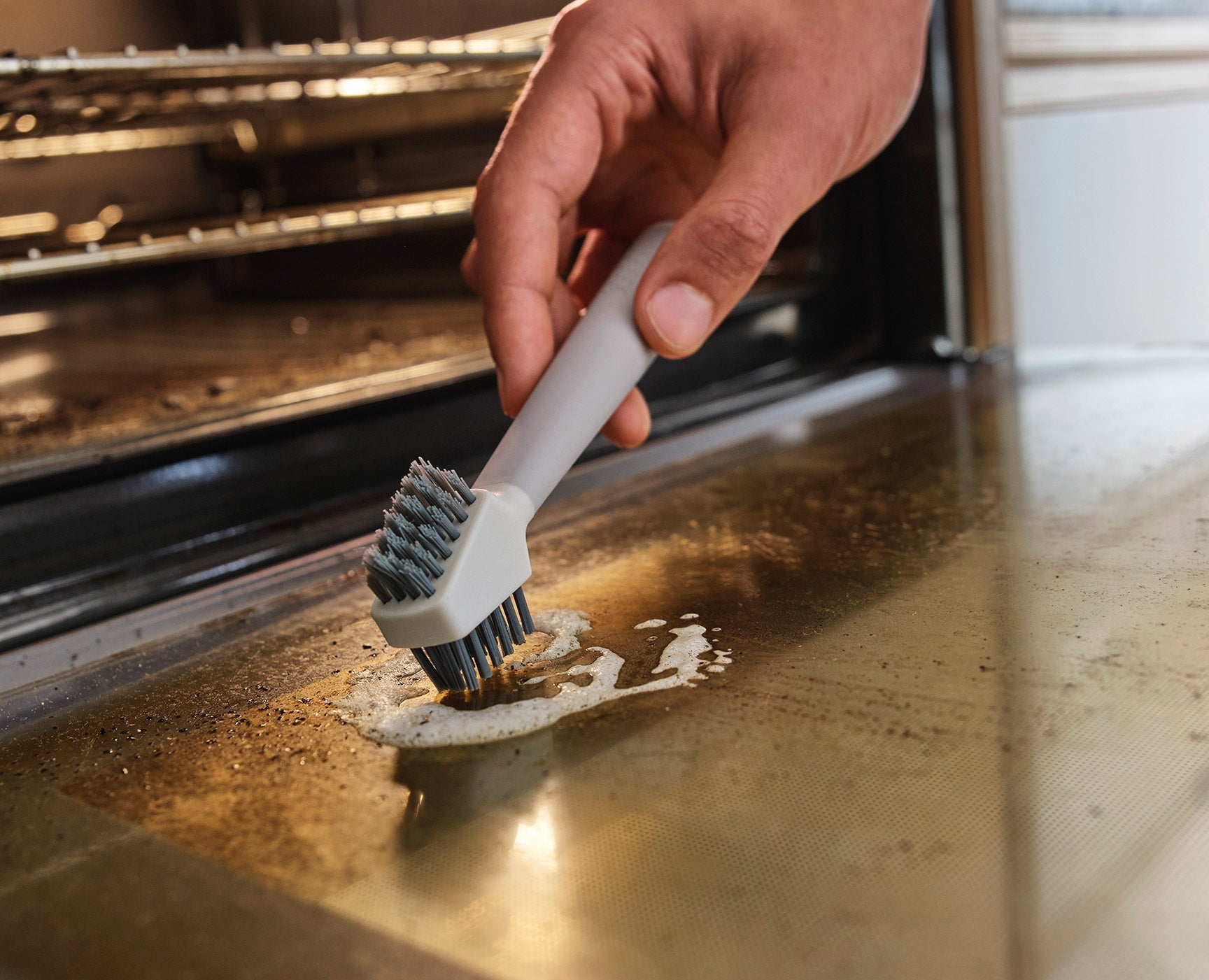joseph-joseph-cleantech-3-in-1-spot-cleaning-tool-flat-v-shaped-bristles-scraper image 5