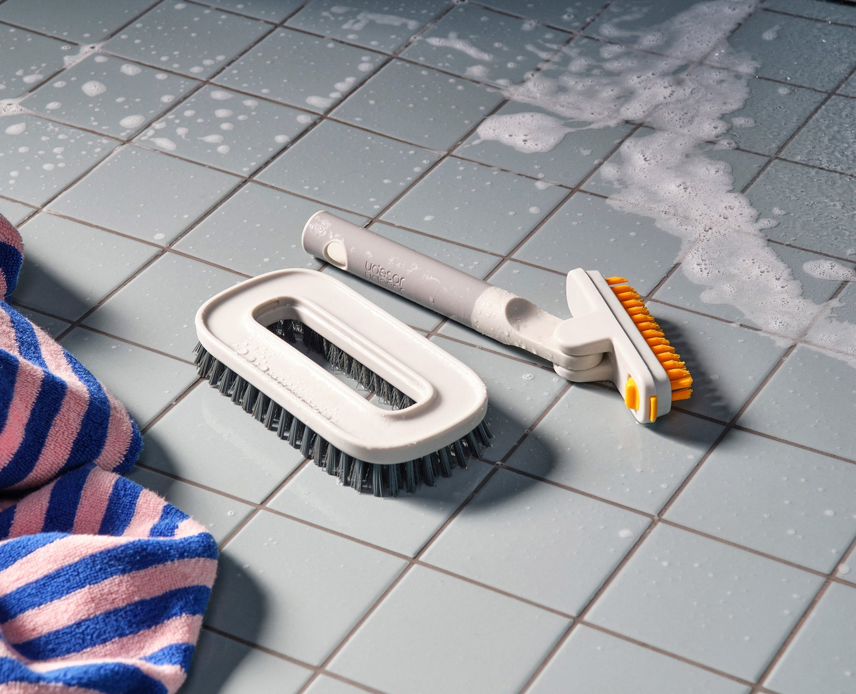 joseph-joseph-cleantech-2-in-1-tile-scrubber-tool image 2
