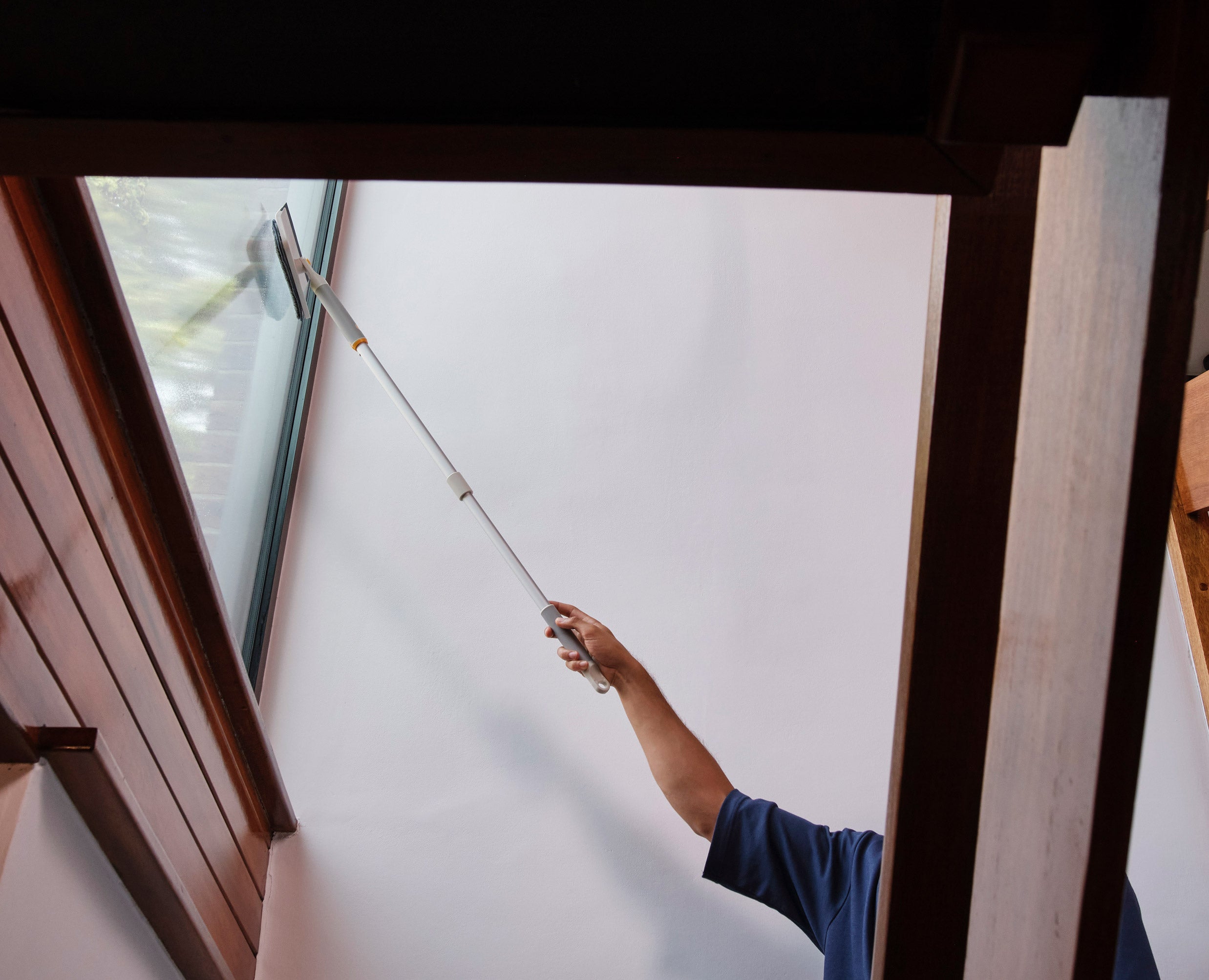 joseph-joseph-cleantech-2-in-1-glass-cleaning-tool-with-extension-pole image 5